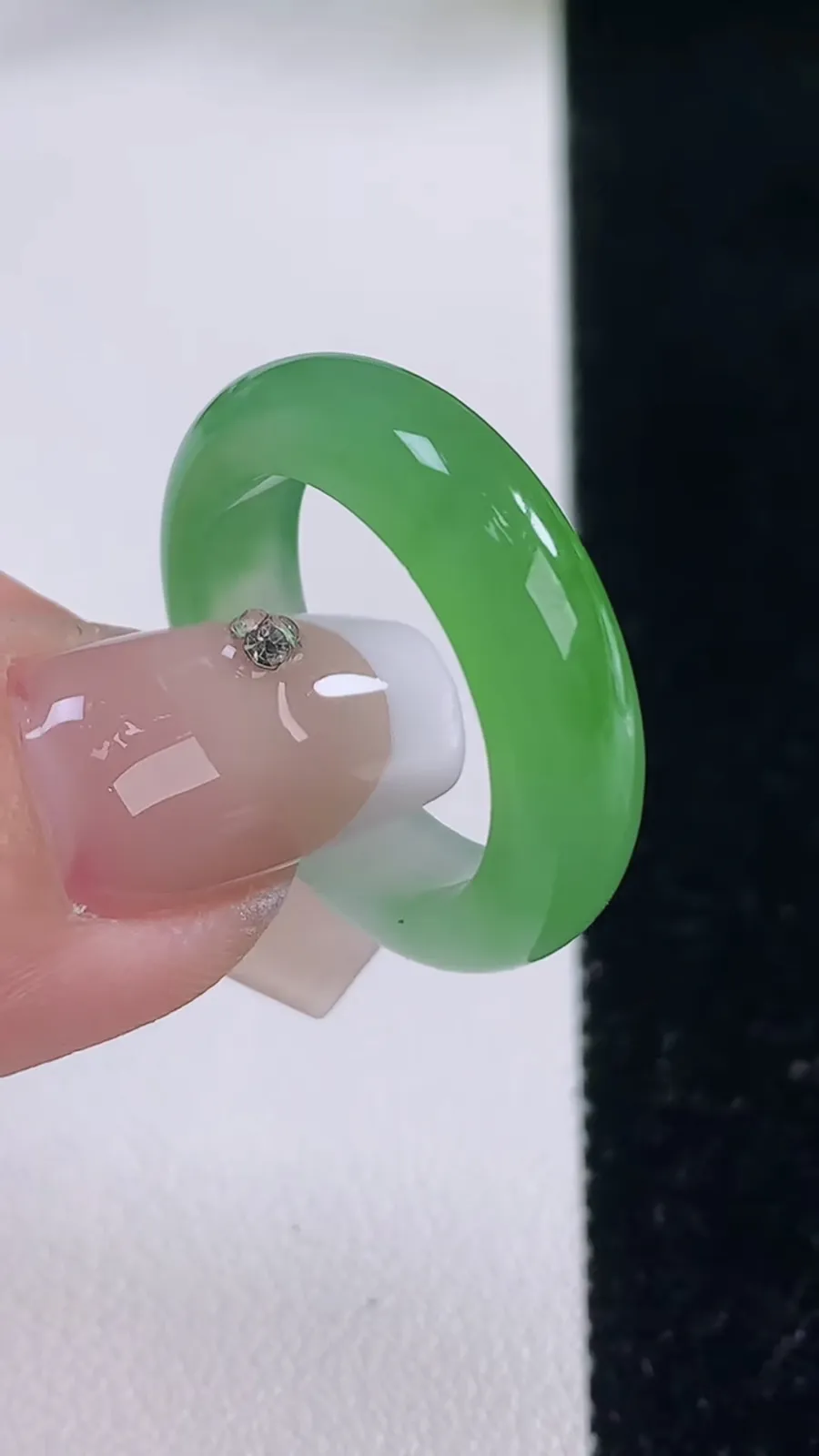 翡翠a货冰种飘绿指环戒指，尺寸18.5-5.7-3.3，重量:4.49g