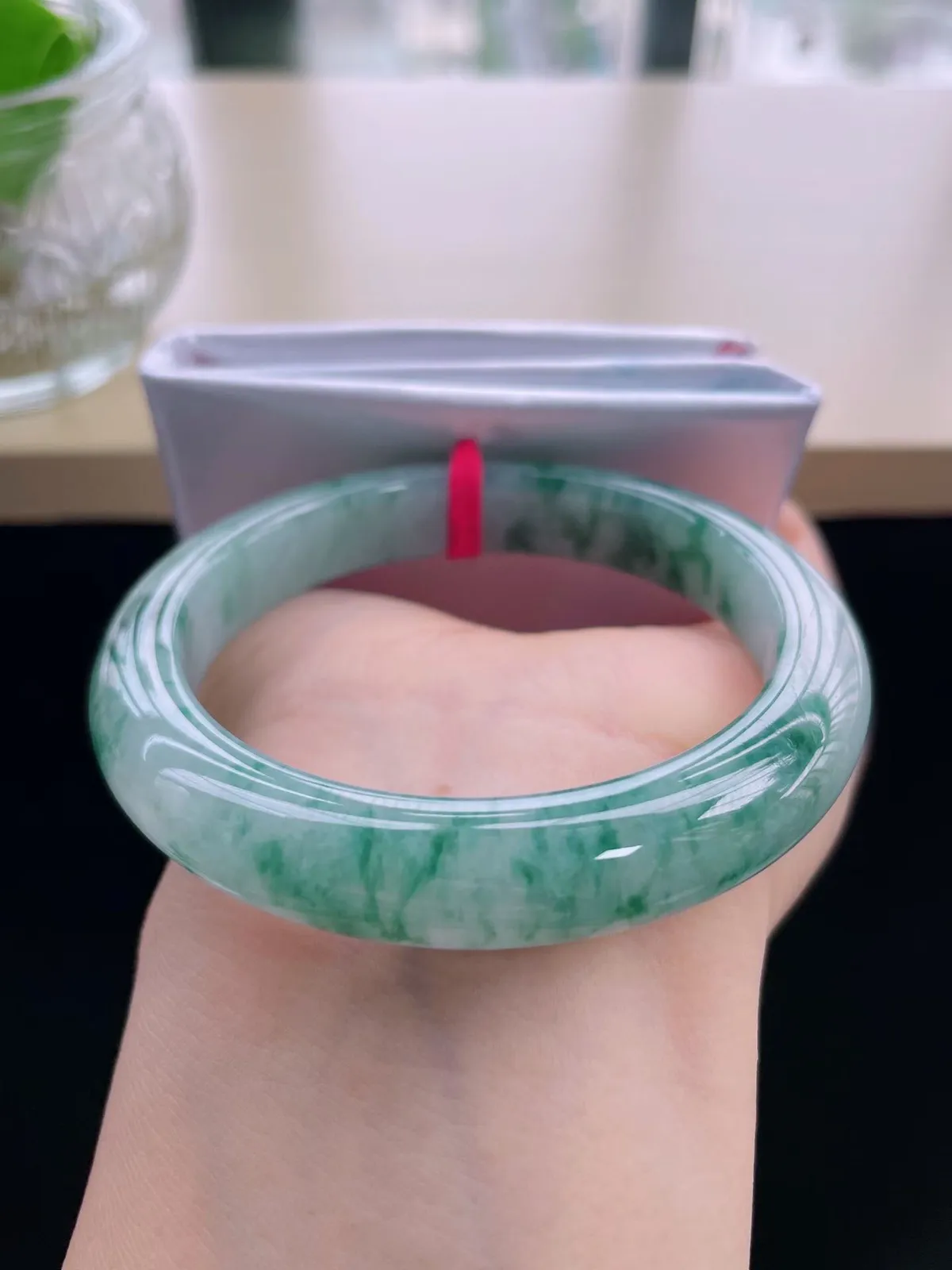 【翡翠名称】老种冰飘花54正圈口翡翠手镯
【翡翠尺寸】54-10.6-8.7mm适合53-5正圈口佩戴
【翡翠描述】缅甸天然翡翠A货，种老水足，玉质细腻，色泽靓丽，性价比高，佩戴效果好！