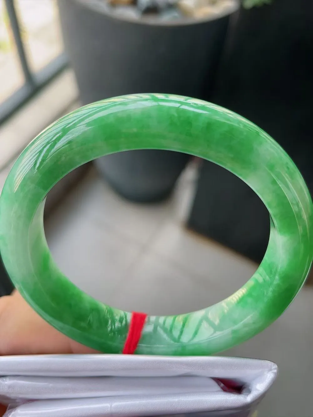 【翡翠名称】老坑种阳绿56正圈口翡翠手镯
【翡翠尺寸】56-12-9.5mm适合55-57正圈口佩戴
【翡翠描述】缅甸天然翡翠A货，种老水足，玉质细腻，色泽靓丽，性价比高，佩戴效果好！