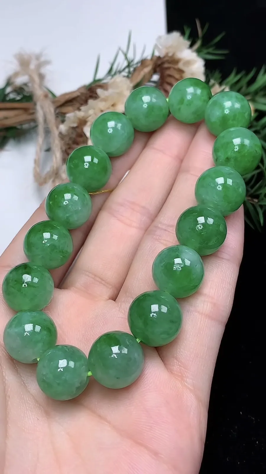 翡翠a货飘阳绿圆珠手串，尺寸12.6-16颗，重量:54.56g