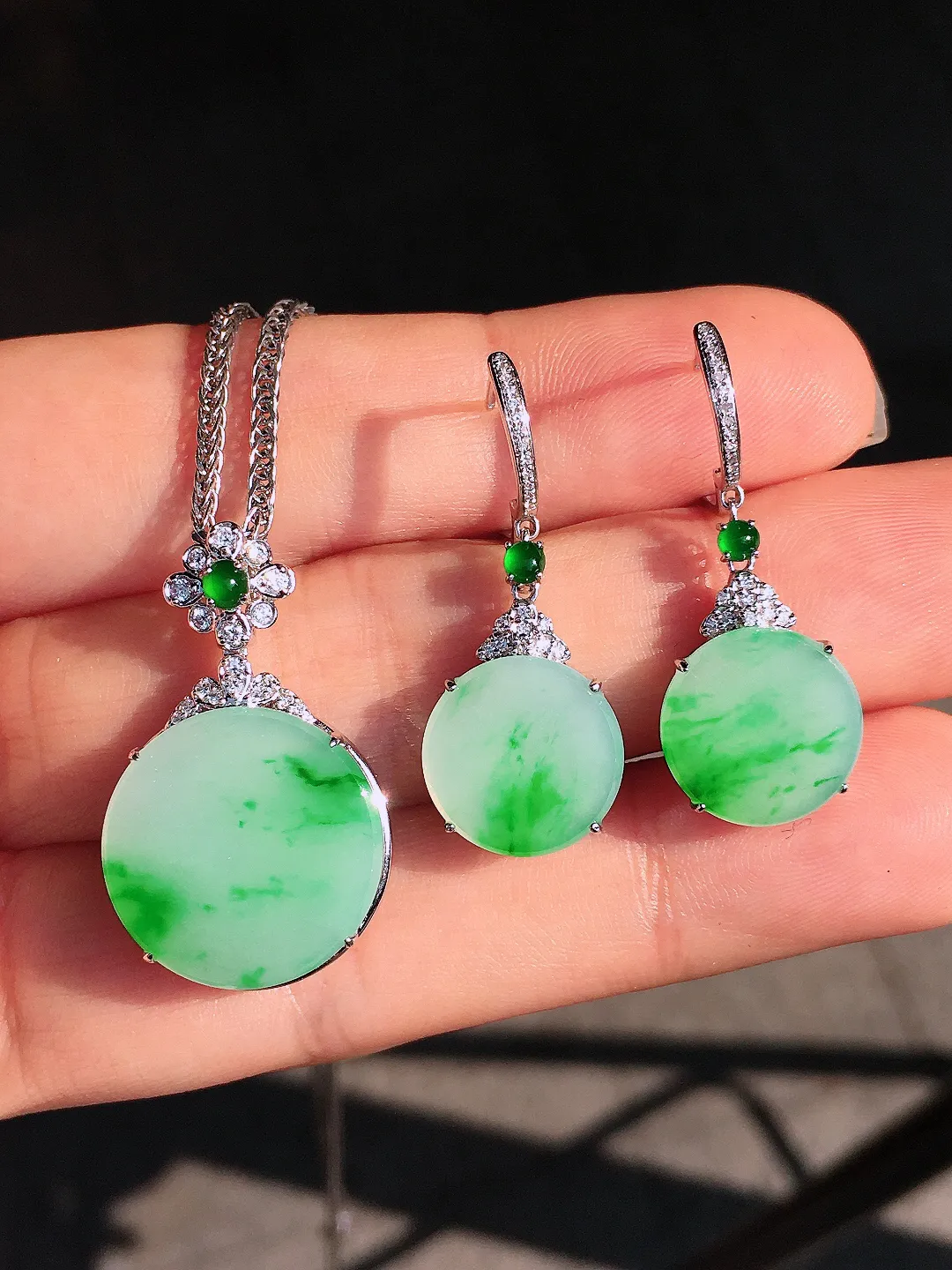 飘绿平安扣套装（吊坠+耳坠），色泽均匀艳丽，玉质细腻，荧光感超
强，饱满圆润，尽显优雅气质，18k
