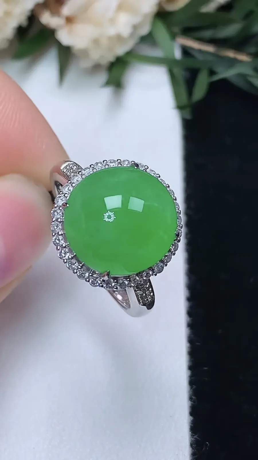 翡翠a货18k金冰种满阳绿蛋面戒指，尺寸17.2-11.7-11.4，重量:5.69g