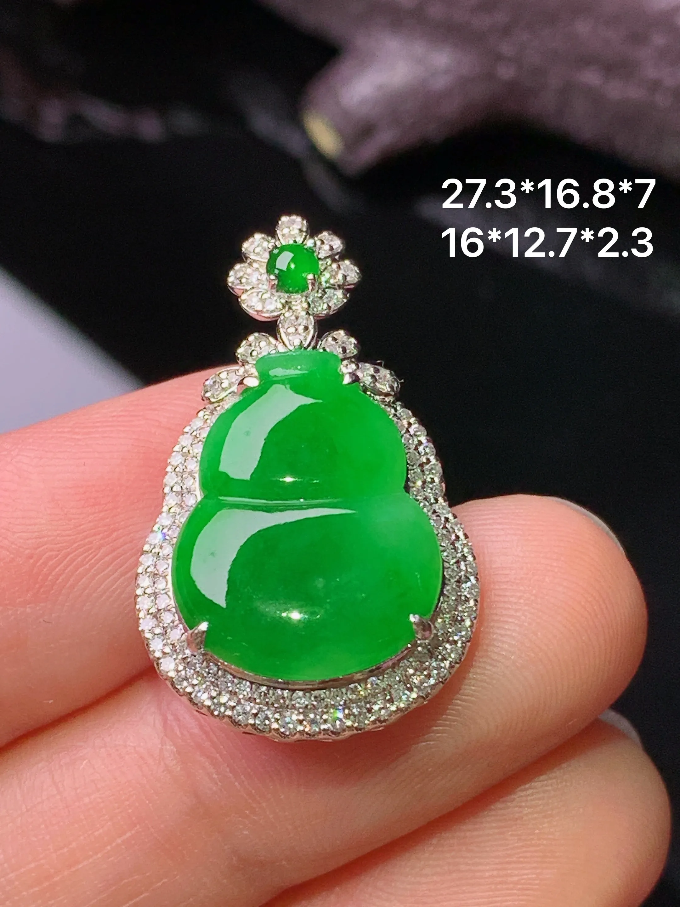 18k金钻镶嵌翠绿葫芦吊坠 玉质细腻 色泽清新艳丽 整体尺寸27.3*16.8*7