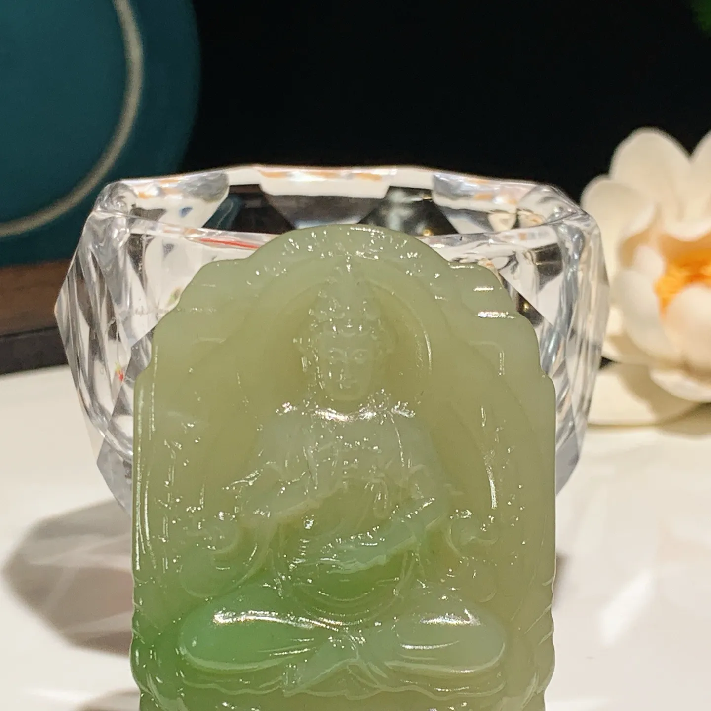 和田玉青海翠翠青坐莲观音牌子挂件。尺寸54/40/12重54克。内径玉质细腻油润。手推出油。佩戴高端典雅。lt251205