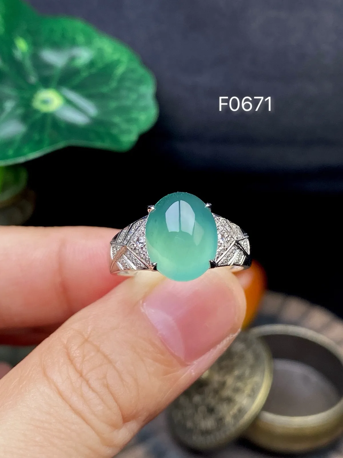 【冰种晴底蛋面戒指】质地细腻清爽，荧光感强烈，18K金钻镶嵌，裸石尺寸11*8.5*4.8毫米