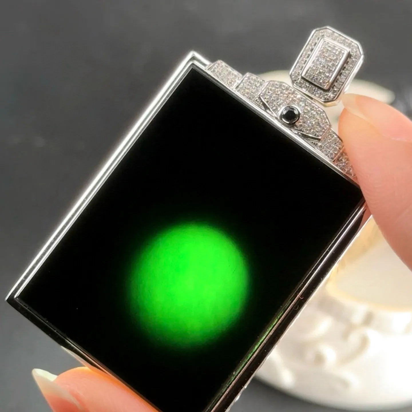 精品墨翠无事牌种好色正 黑度极好 打灯通透 油性十足 尺寸53.2