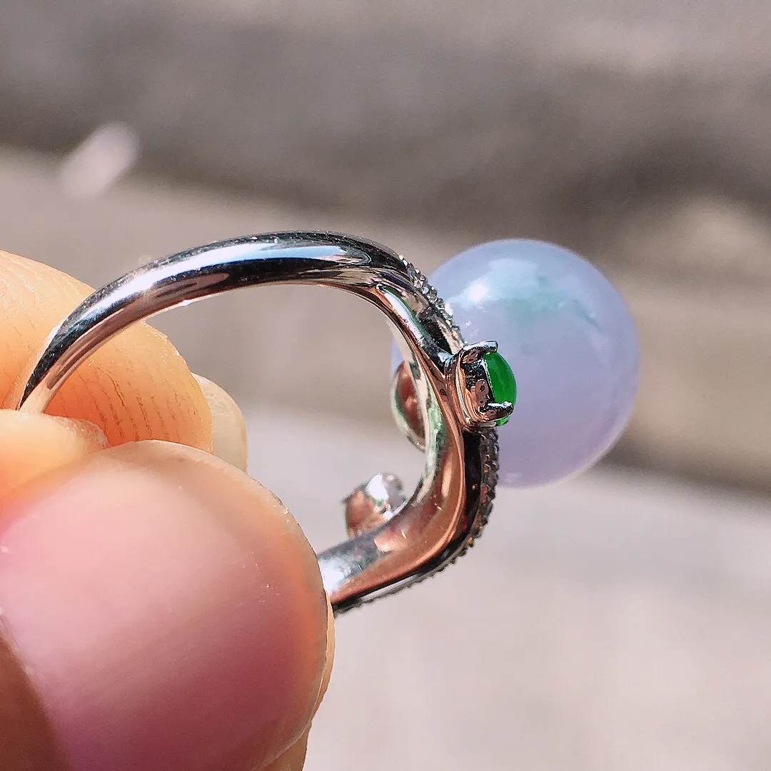 紫罗兰珠子戒指，色泽均匀艳丽，玉质细腻，荧光感超
强，饱满圆润，尽显优雅气质，18k
金豪华镶嵌