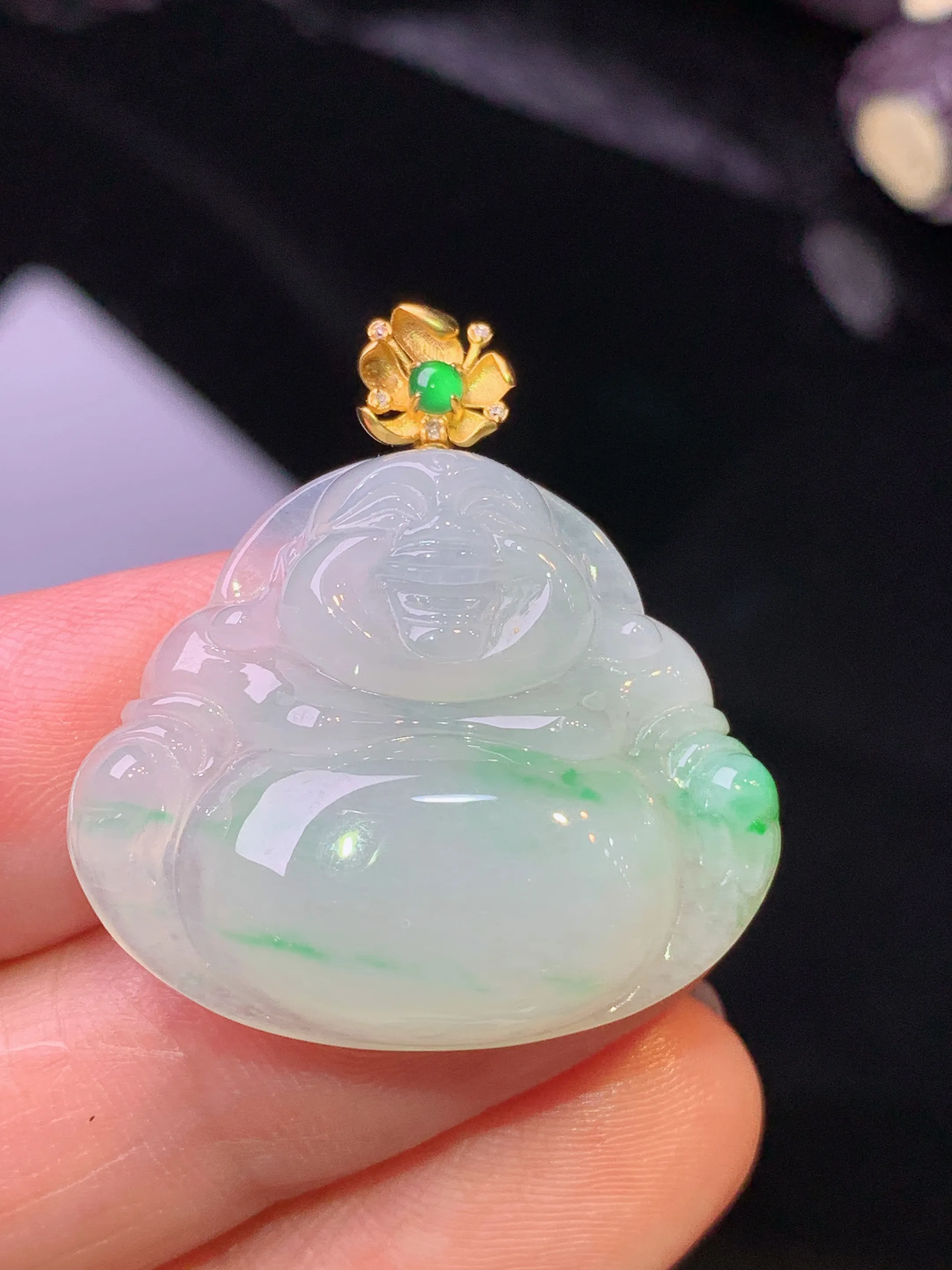 18k金镶嵌飘绿佛公吊坠 玉质细腻 色泽清新艳丽 整体尺寸30.3*28*6