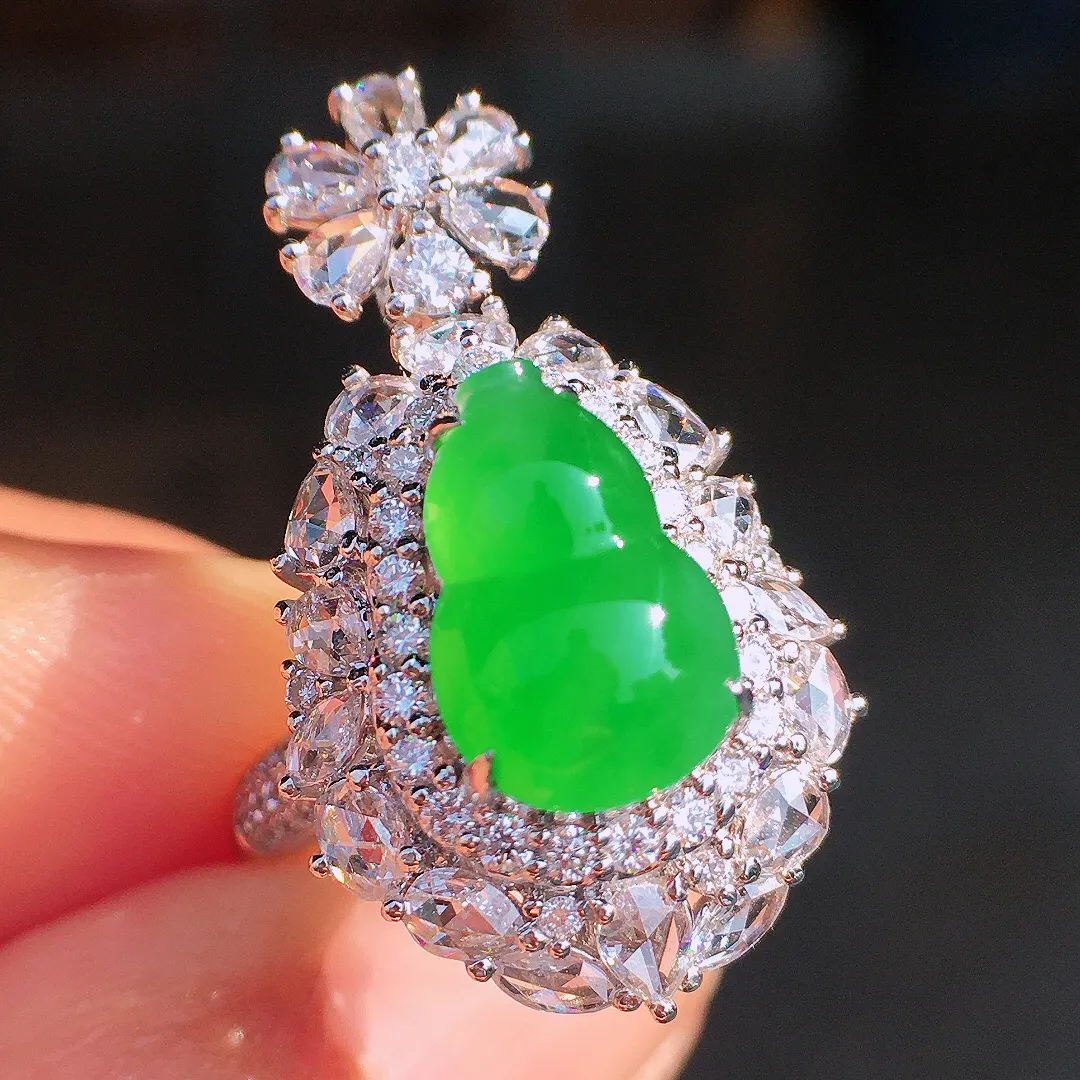 阳绿葫芦戒指/吊坠两用款，色泽均匀艳丽，玉质细腻，荧光感超
强，饱满圆润，尽显优雅气质，18k
金豪华镶嵌