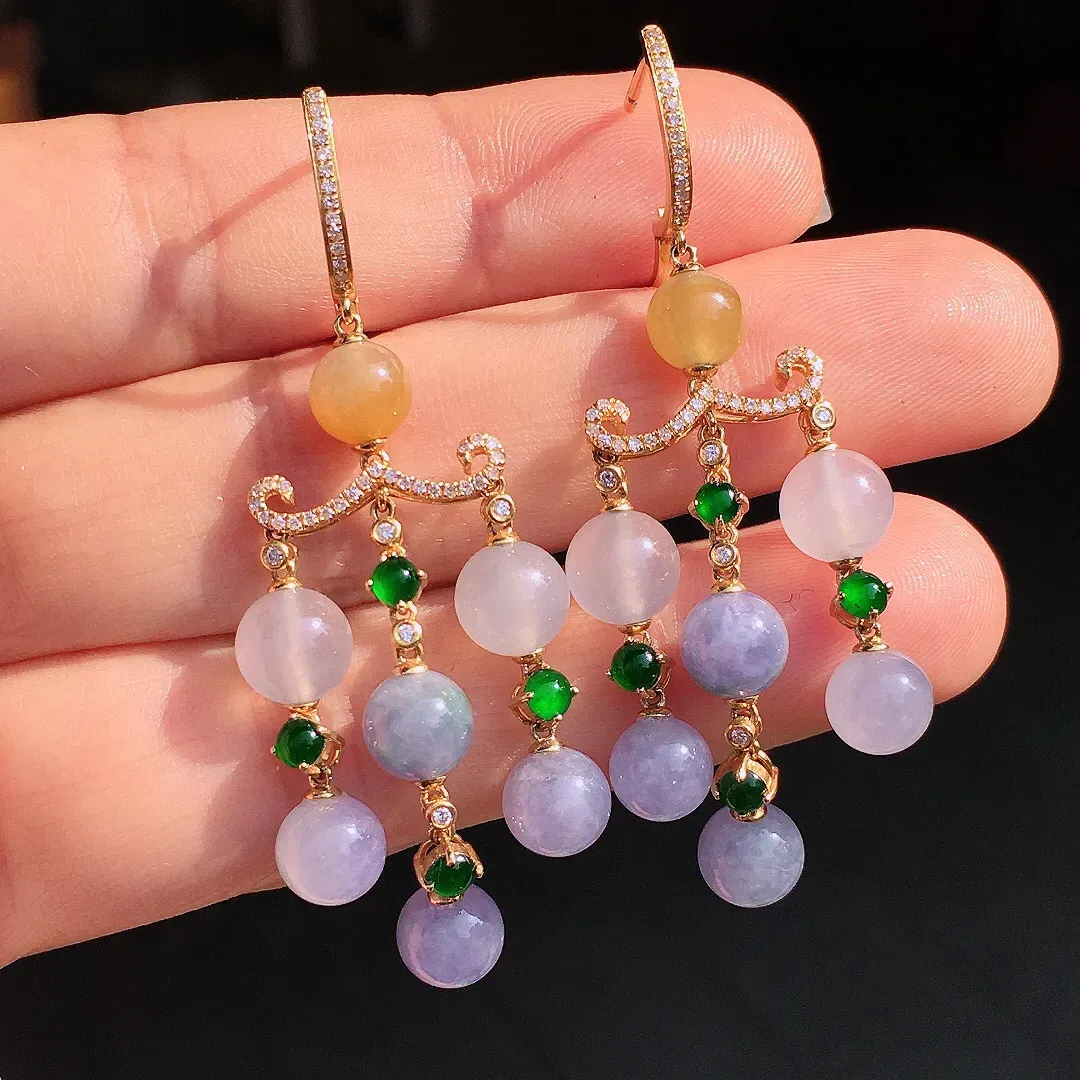 三彩珠子耳坠，色泽均匀艳丽，玉质细腻，荧光感超
强，饱满圆润，尽显优雅气质，18k
金豪华镶嵌