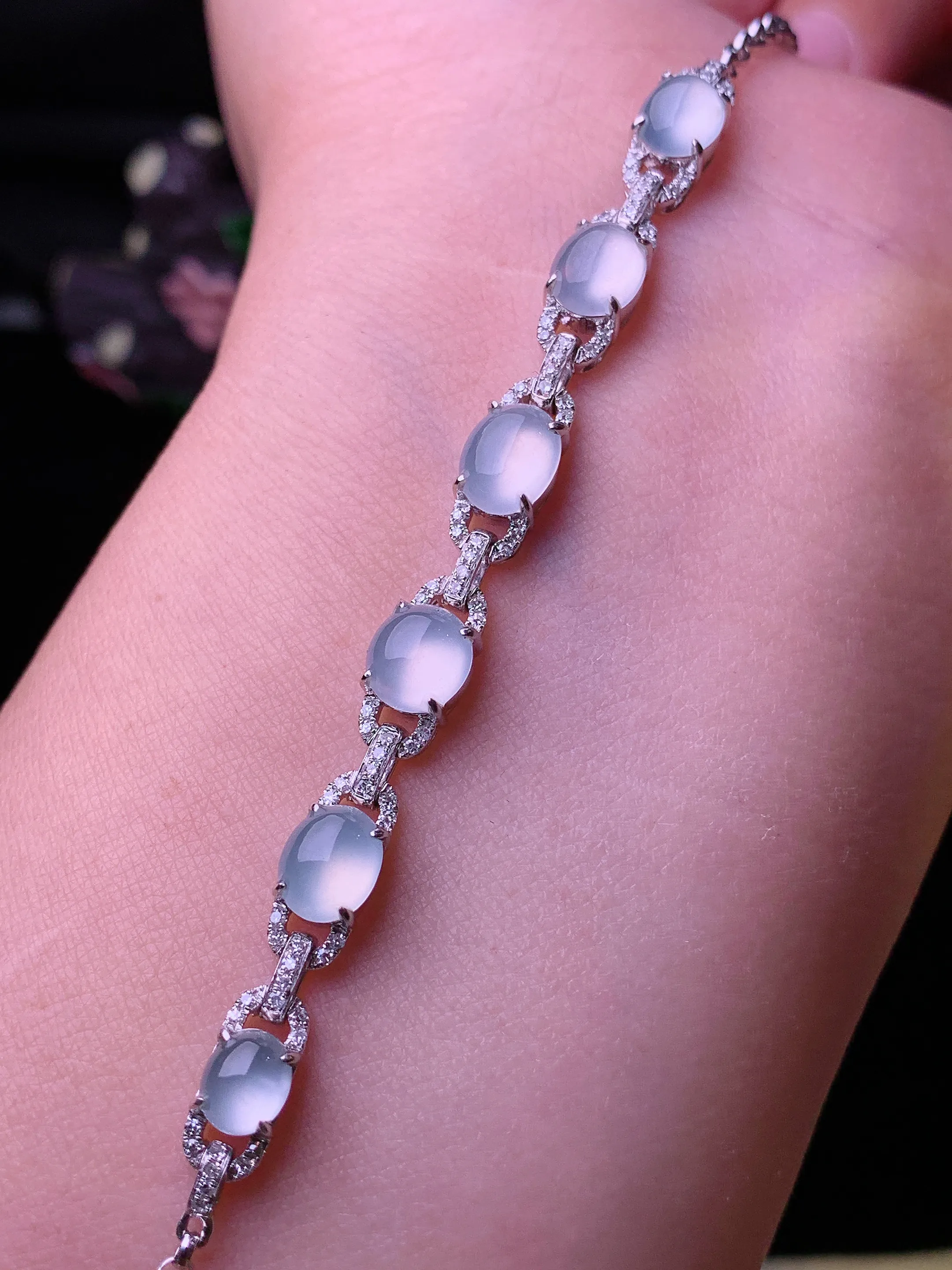 18k金钻镶嵌冰种蛋面手链 玉质细腻 色泽清新艳丽 整体尺寸74.5*5.8*5.6