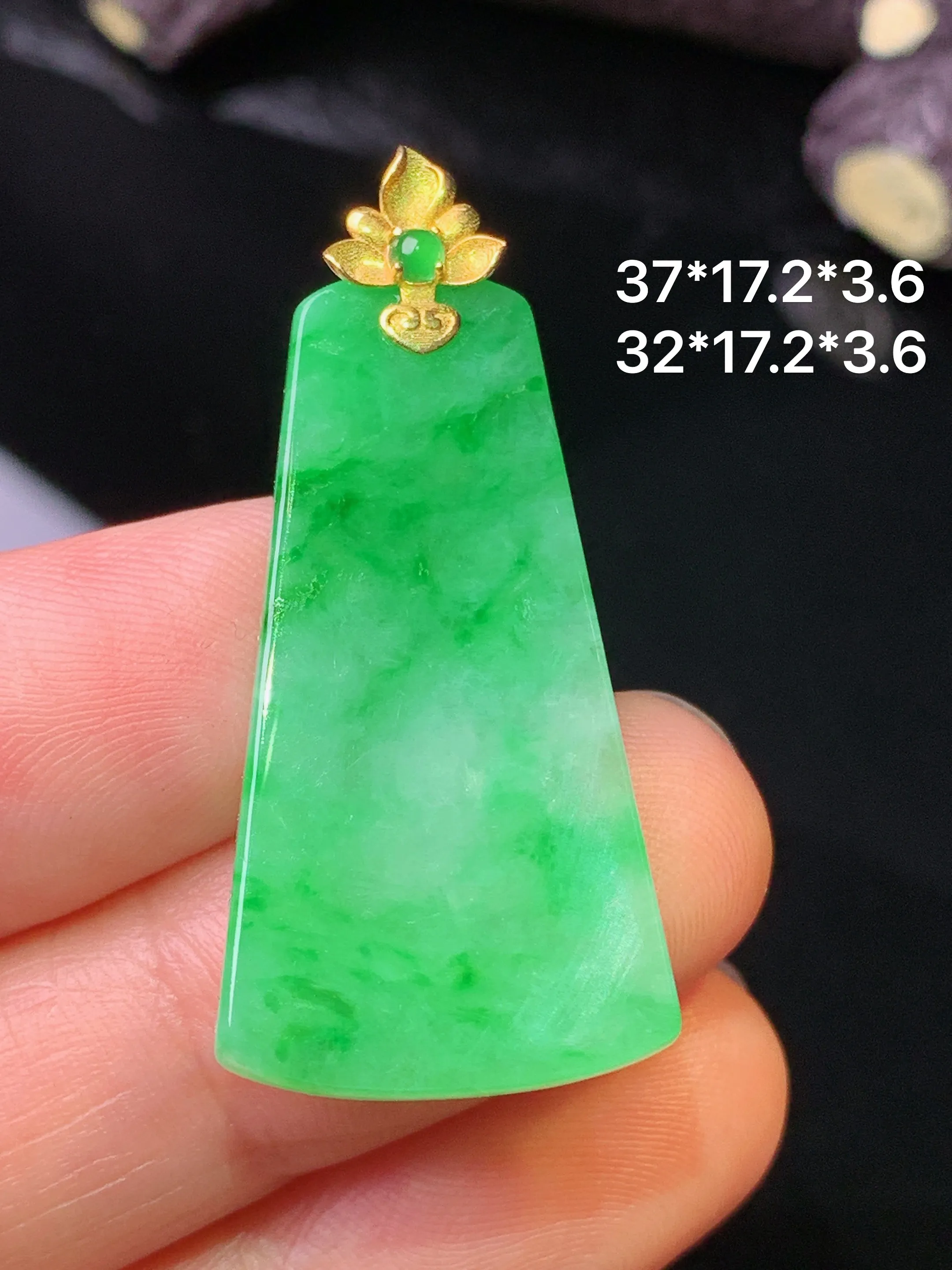 18k金镶嵌翠绿无事牌吊坠 玉质细腻 色泽清新艳丽 整体尺寸37*17.2*3.6