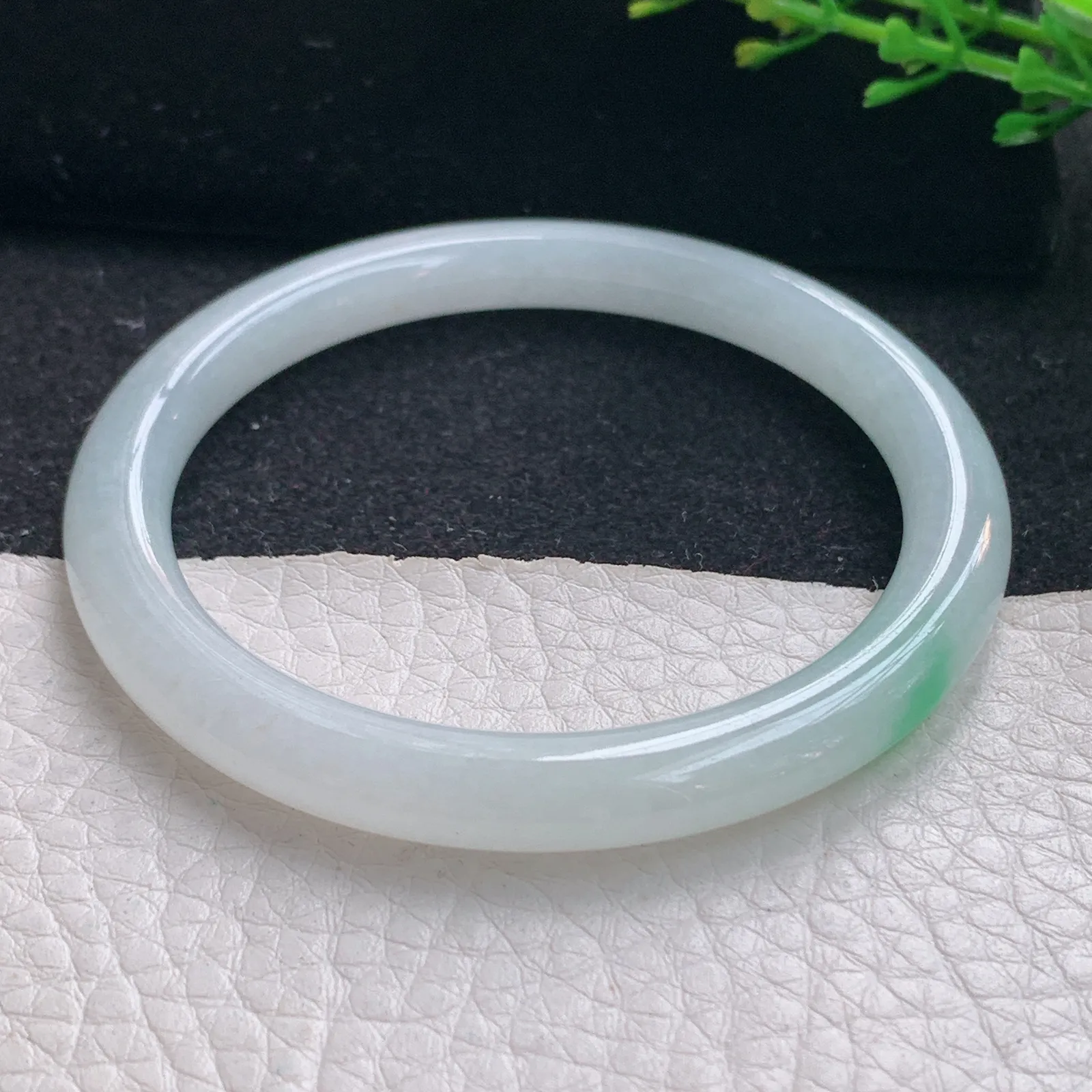 n小圈口51.5*6.8*7.2美人镯 翡翠a货玉手镯飘绿圆条珠宝玉手环