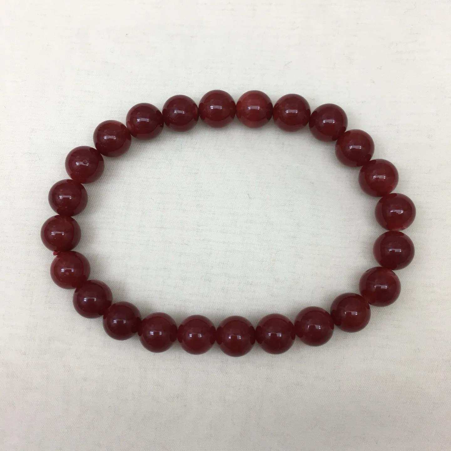 【天然日本阿卡牛血红珊瑚7.4mm圆珠弹力单手串】难得高瓷度，日本产地，阿卡材料，整条少虫眼少白芯的阿卡圆珠。整条赤血牛血红颜色，珠子直径7.4-7mm，每颗珠子均为天然的珊瑚，珊瑚自古就为佛教珍宝，深海千年有机宝石！收藏价值高、可传承重量为12.95克！追求品质者的福音！实物漂亮！