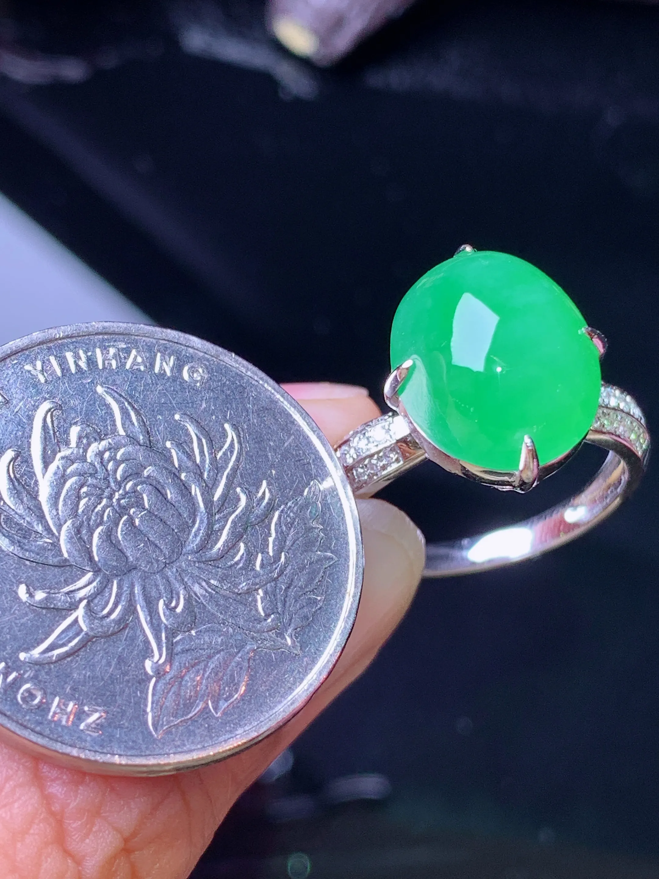 18k金钻镶嵌满绿蛋面戒指 玉质细腻 色泽清新艳丽 圈口14.5 整体尺寸12.8*10.3*6.8