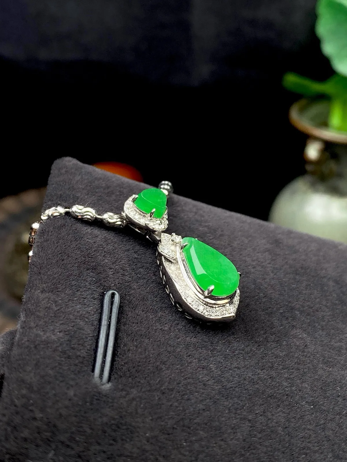 【冰种满绿水滴吊坠】种水上乘，冰感十足，通透闪亮，晶莹剔透。颜色浓郁，18K金钻精美镶嵌，裸石尺寸1