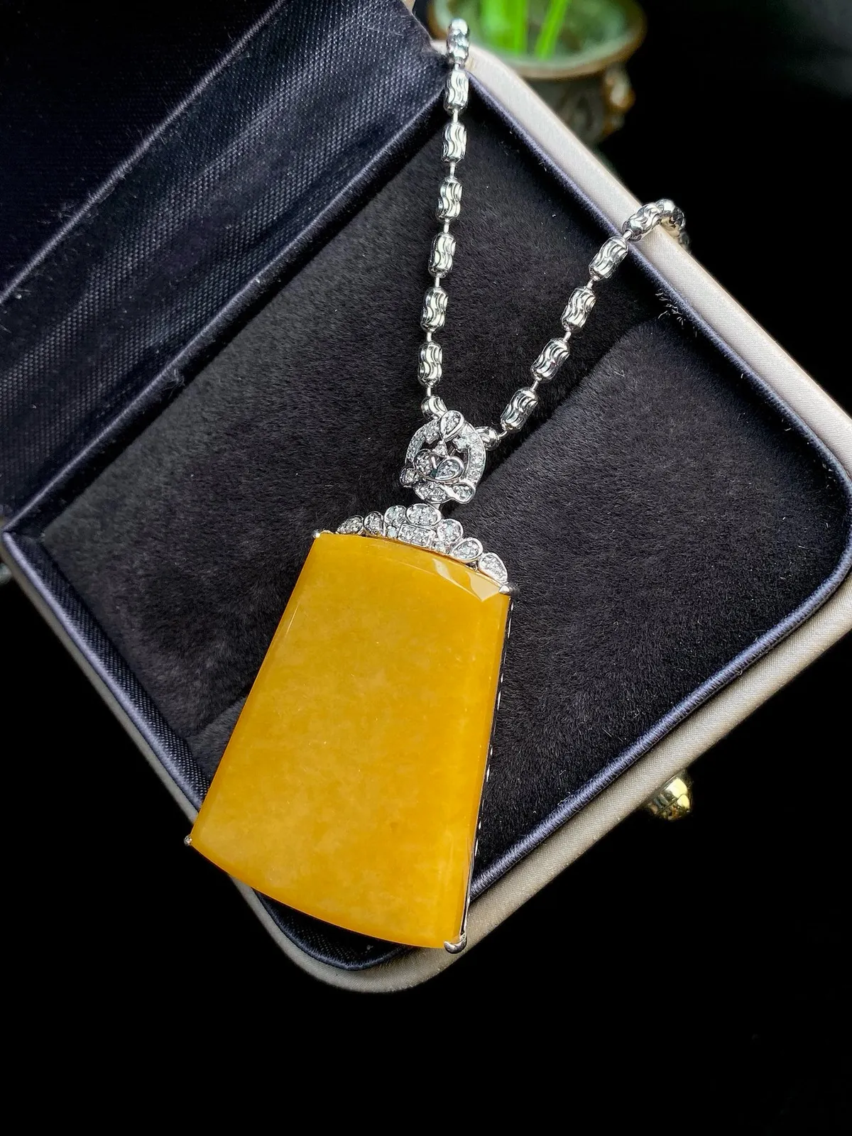 【冰种黄翡无事牌吊坠】质地细腻，冰润通透，晶莹闪亮。收藏品质，18k金钻镶嵌，裸石尺寸29.6*23.5*3.6毫米