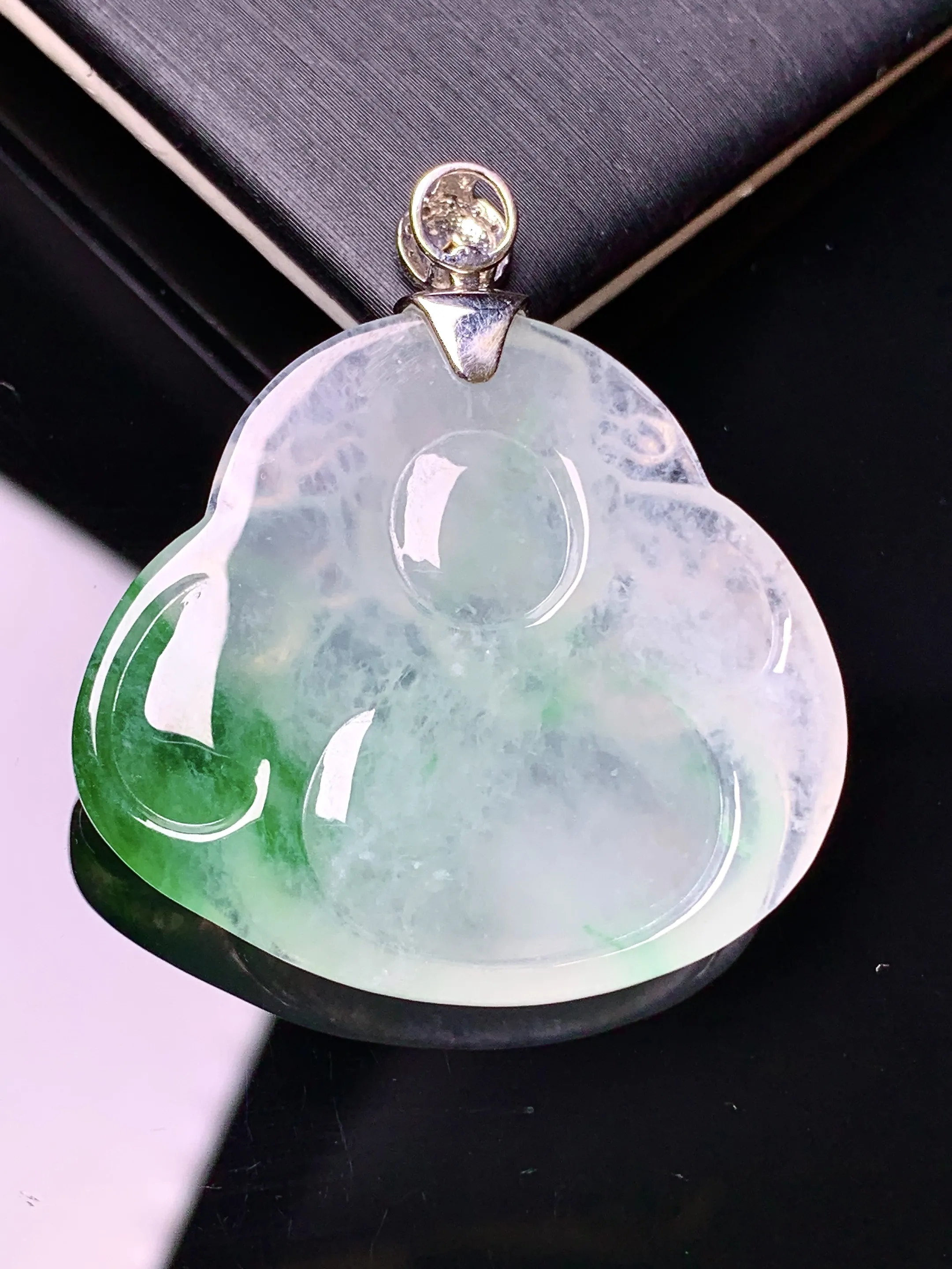 18k金钻镶嵌飘绿财神吊坠 玉质细腻 色泽清新艳丽 整体尺寸38.8*35.3*6