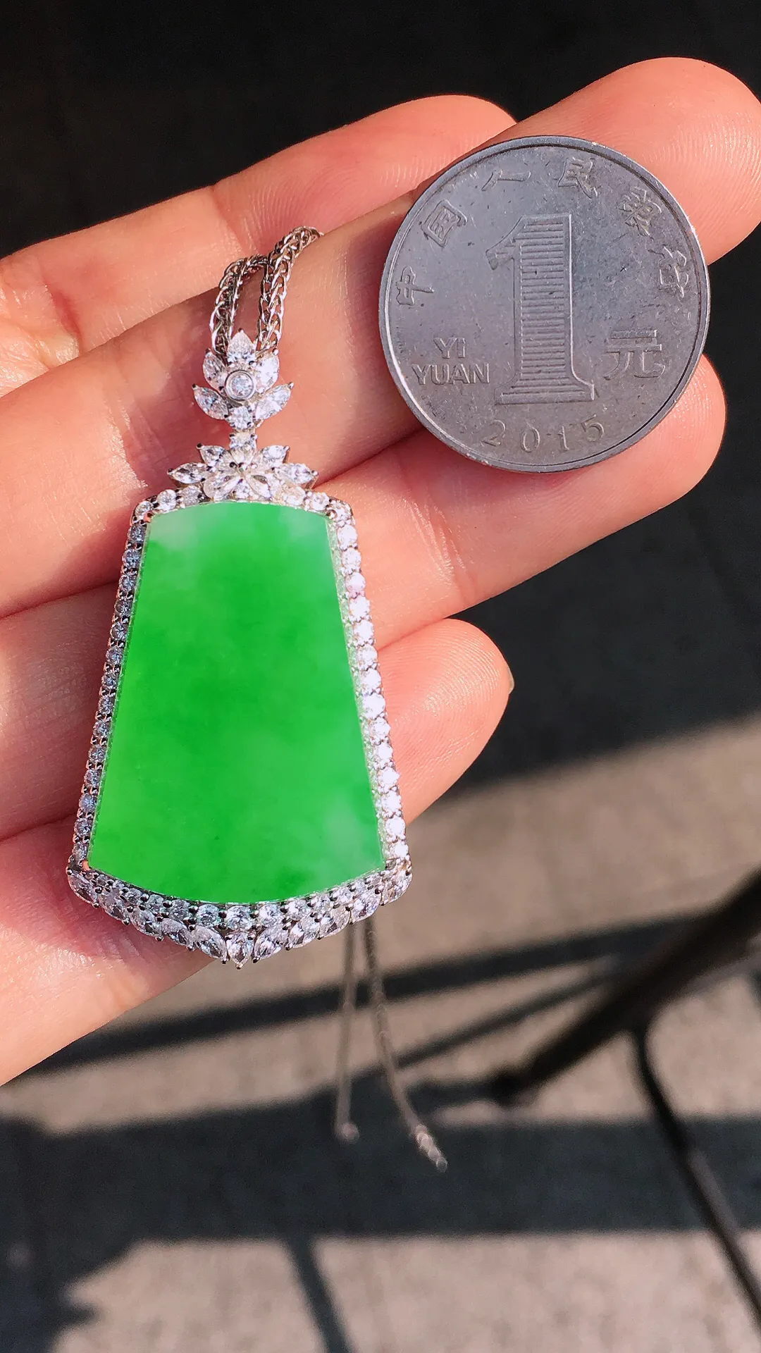 阳绿无事牌吊坠，色泽均匀艳丽，玉质细腻，荧光感超
强，饱满圆润，尽显优雅气质，18k
金豪华镶嵌