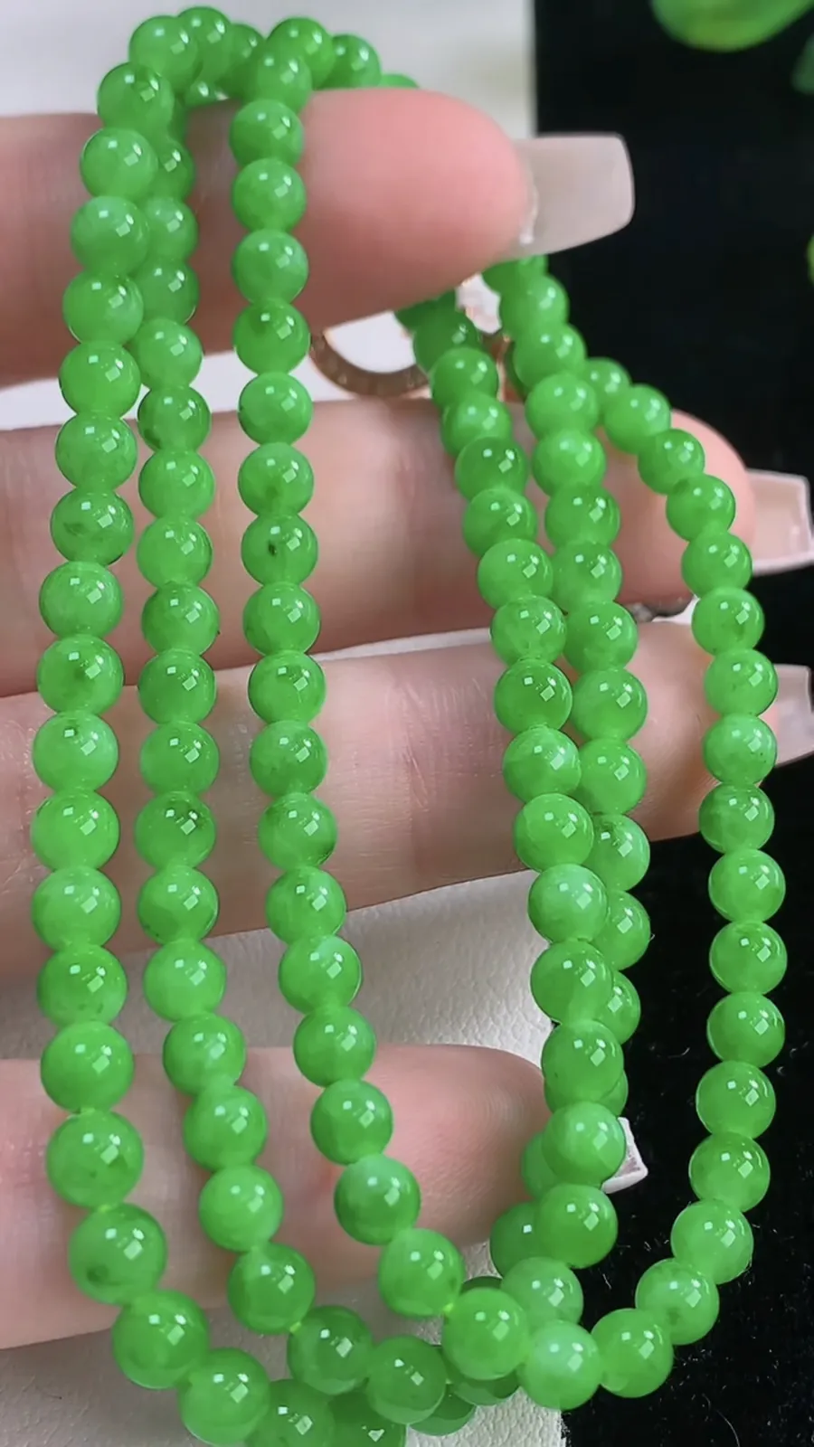 翡翠a货满阳绿圆珠项链，尺寸4.5-130颗，重量:21.49g