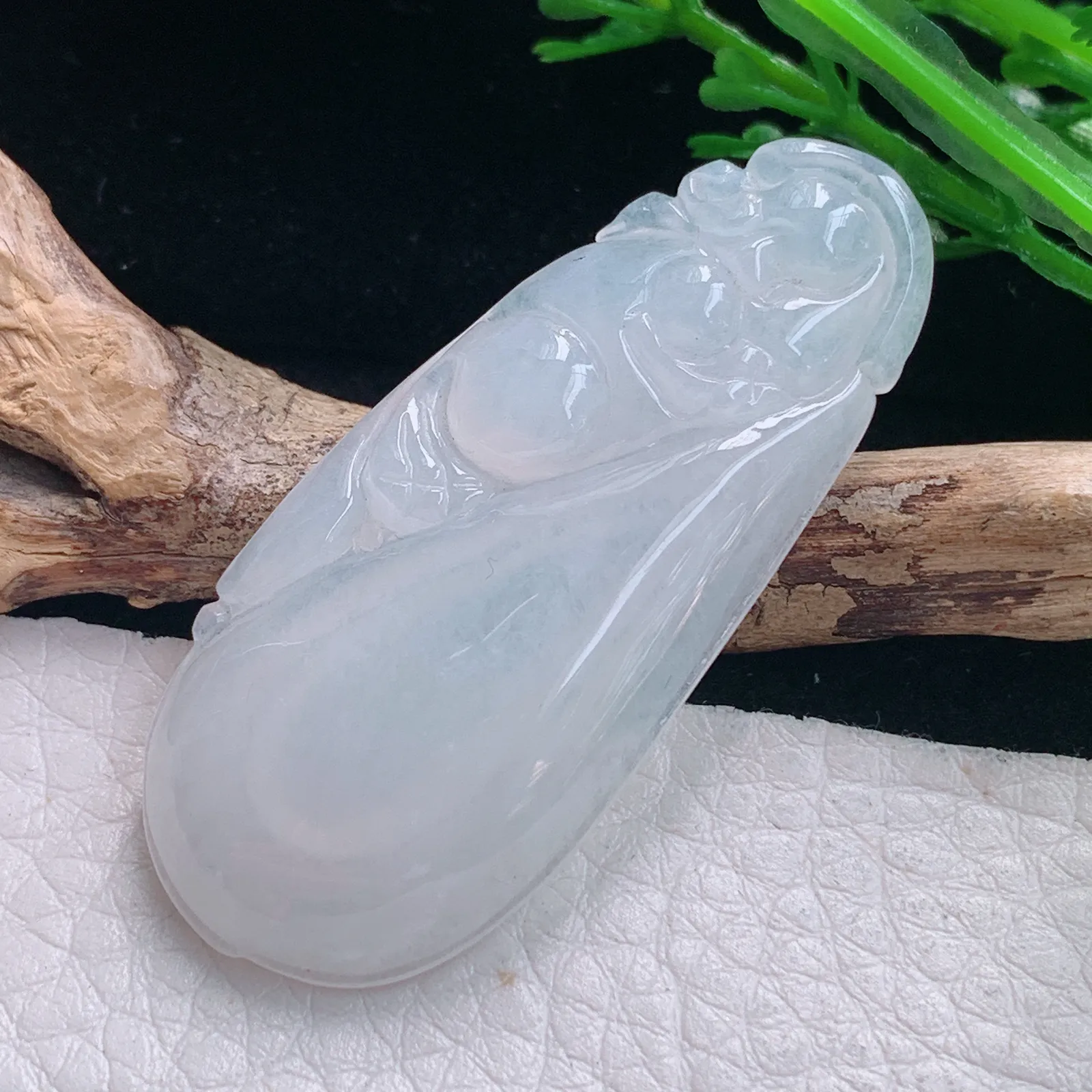 gp实拍48.8*21.5*6缅甸翡翠a货精雕白月光福瓜玉吊坠 玉挂件