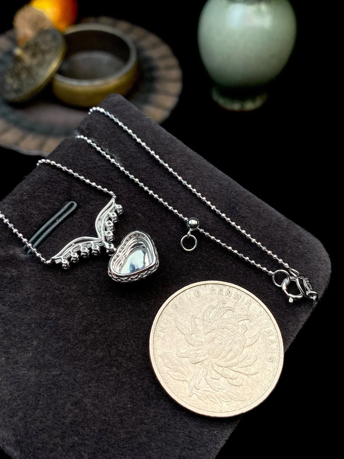 【冰绿心形锁骨链】质地细腻，冰润起光，颜色浓郁娇艳，18K金钻精美镶嵌，裸石尺寸7*9.5*2.8毫米