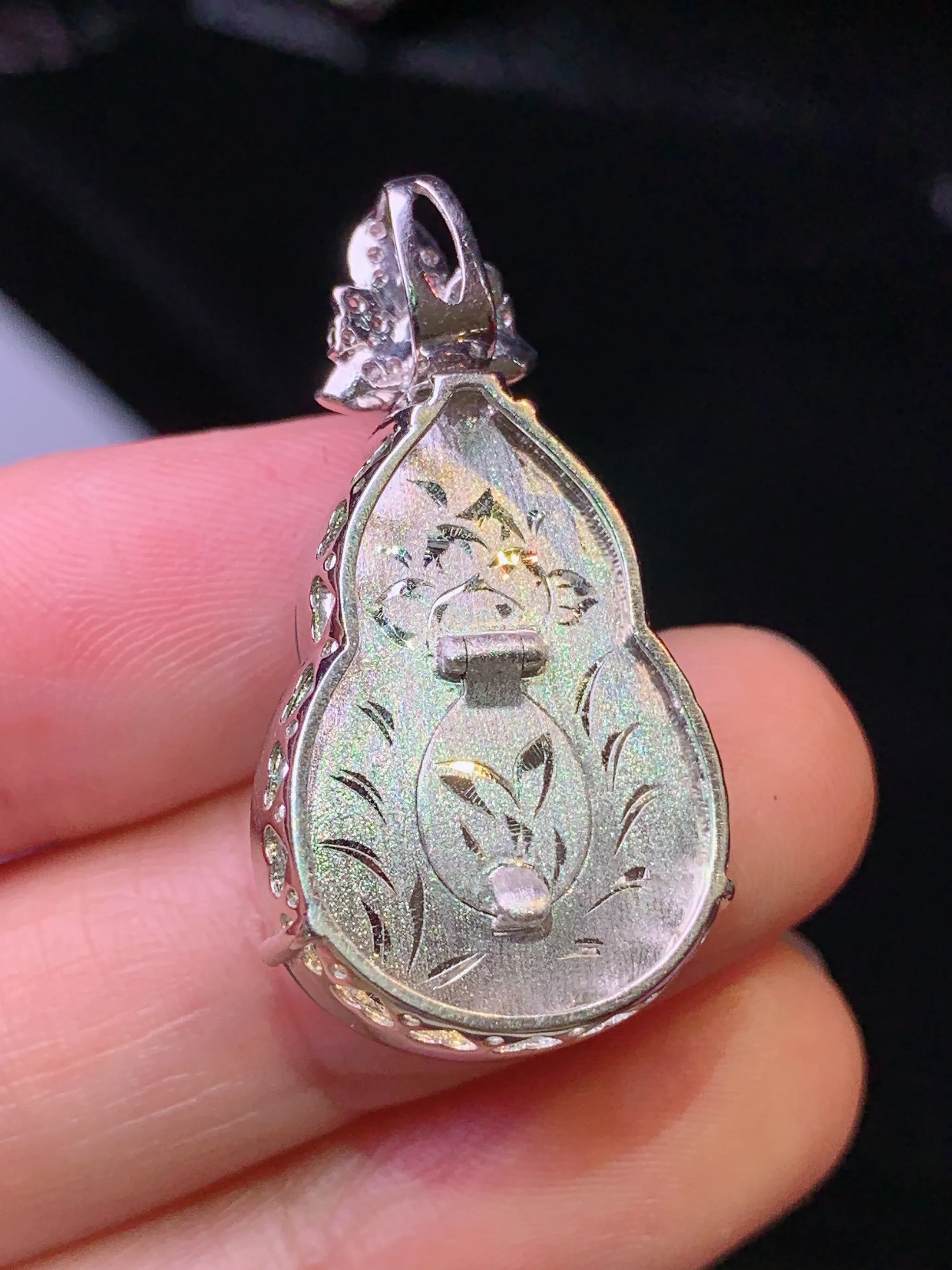 18k金钻镶嵌翠绿葫芦吊坠 玉质细腻 色泽清新艳丽 整体尺寸32*16.8*9.8