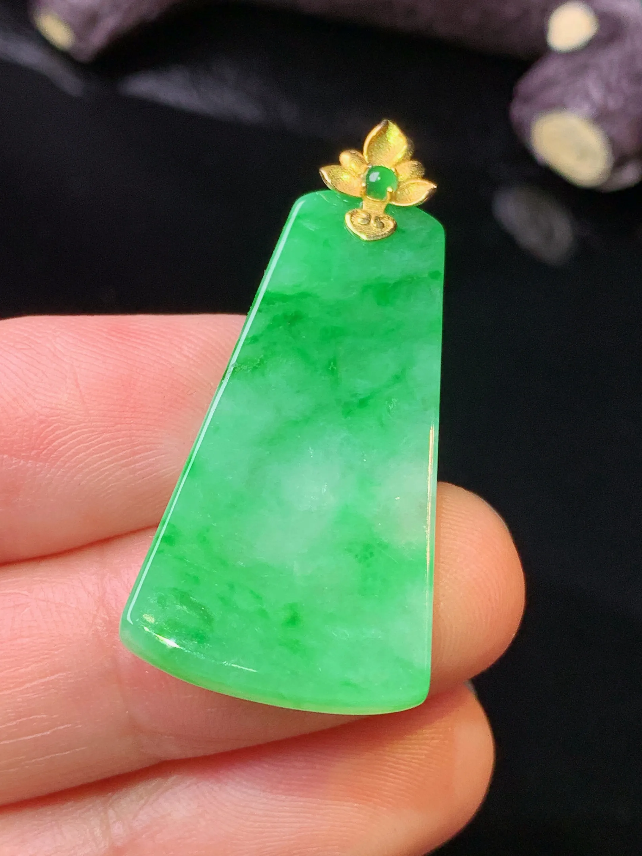 18k金镶嵌翠绿无事牌吊坠 玉质细腻 色泽清新艳丽 整体尺寸37*17.2*3.6