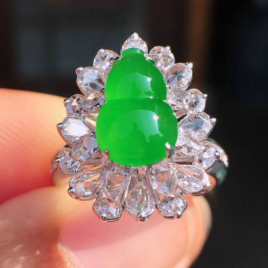 阳绿葫芦戒指，色泽均匀艳丽，玉质细腻，荧光感超
强，饱满圆润，尽显优雅气质，18k
金豪华镶嵌