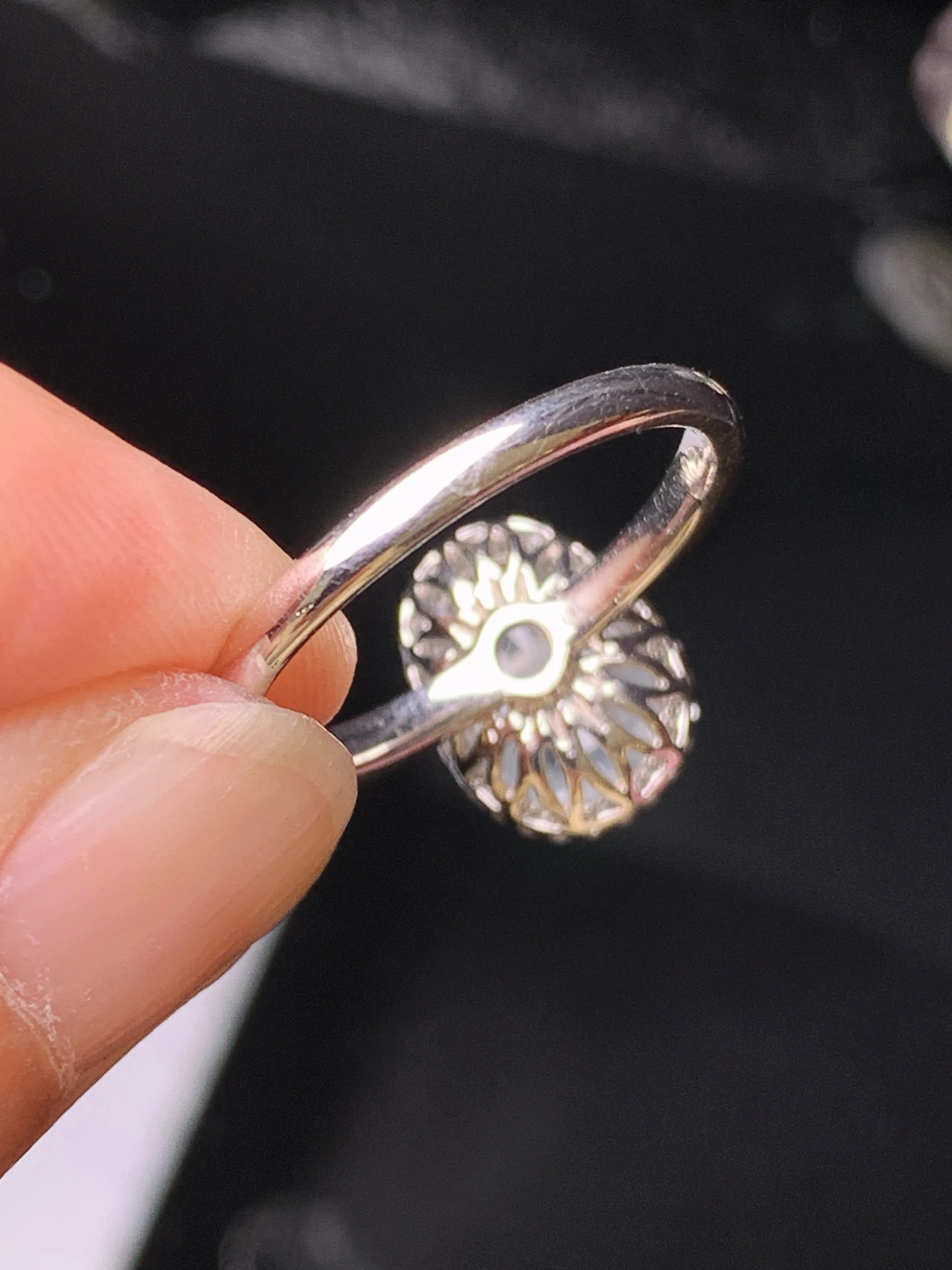 18k金钻镶嵌冰种貔貅戒指 玉质细腻 色泽清新艳丽 圈口14 整体尺寸12*9*9.2