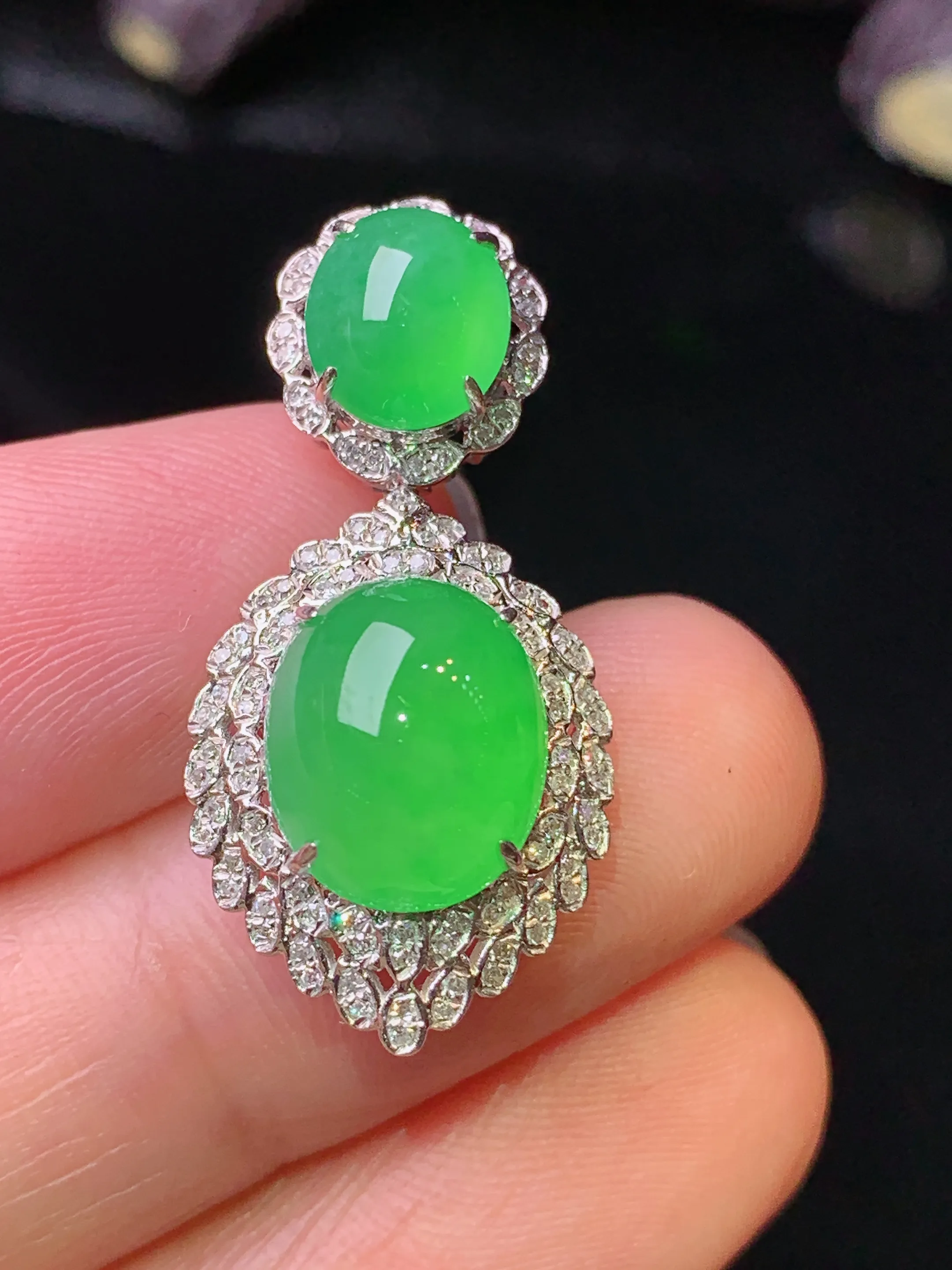 18k金钻镶嵌满绿蛋面吊坠 玉质细腻 色泽清新艳丽 整体尺寸29*14*10