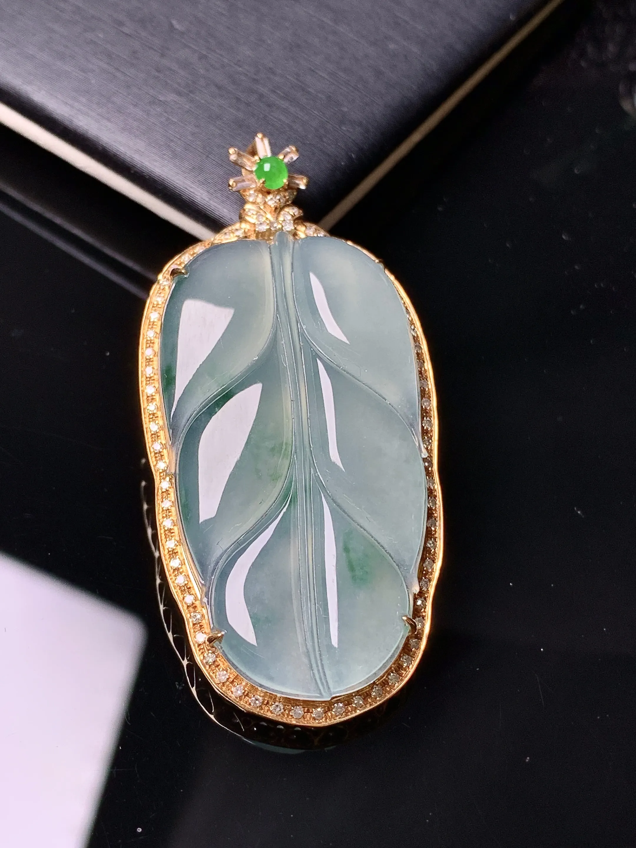 18k金钻镶嵌冰种树叶吊坠 玉质细腻 色泽清新艳丽 整体尺寸49*23.2*7.2