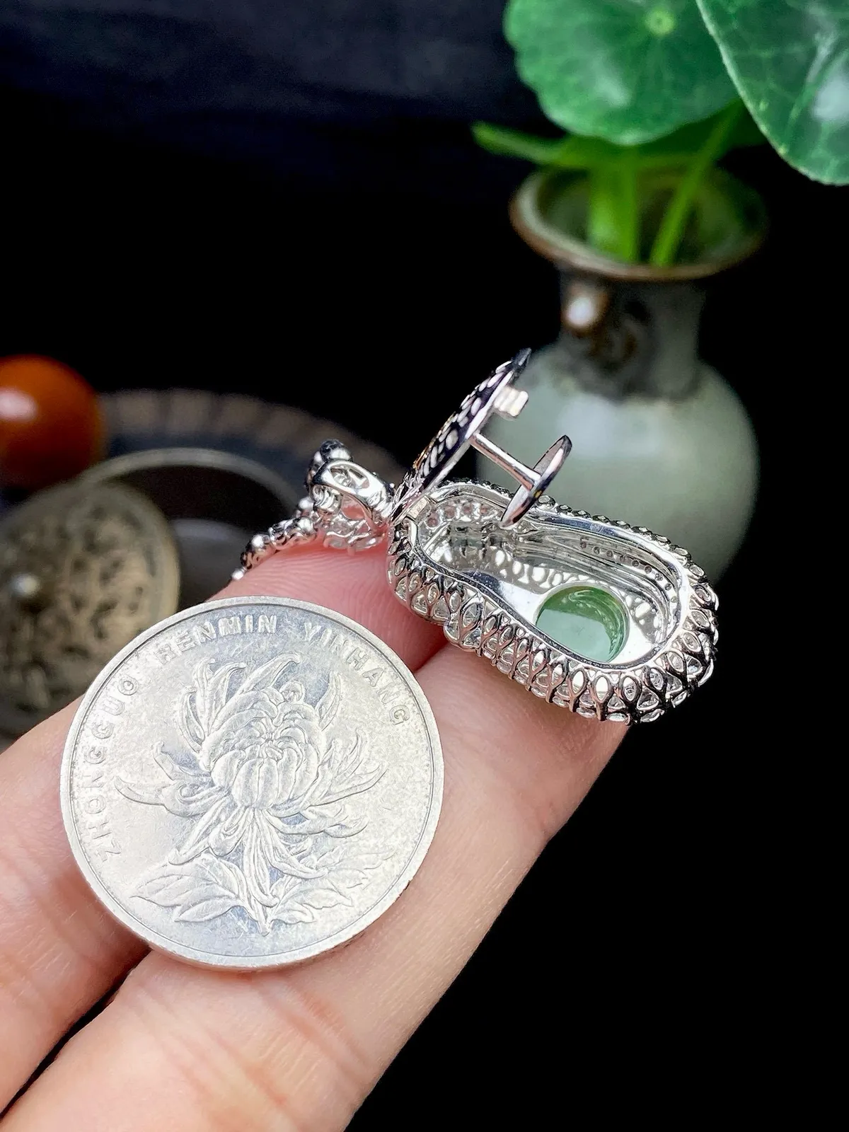 【冰种满绿财神】质地细腻，饱满圆润，笑口常开，18k金钻镶嵌，裸石尺寸18.3*10*3.1毫米