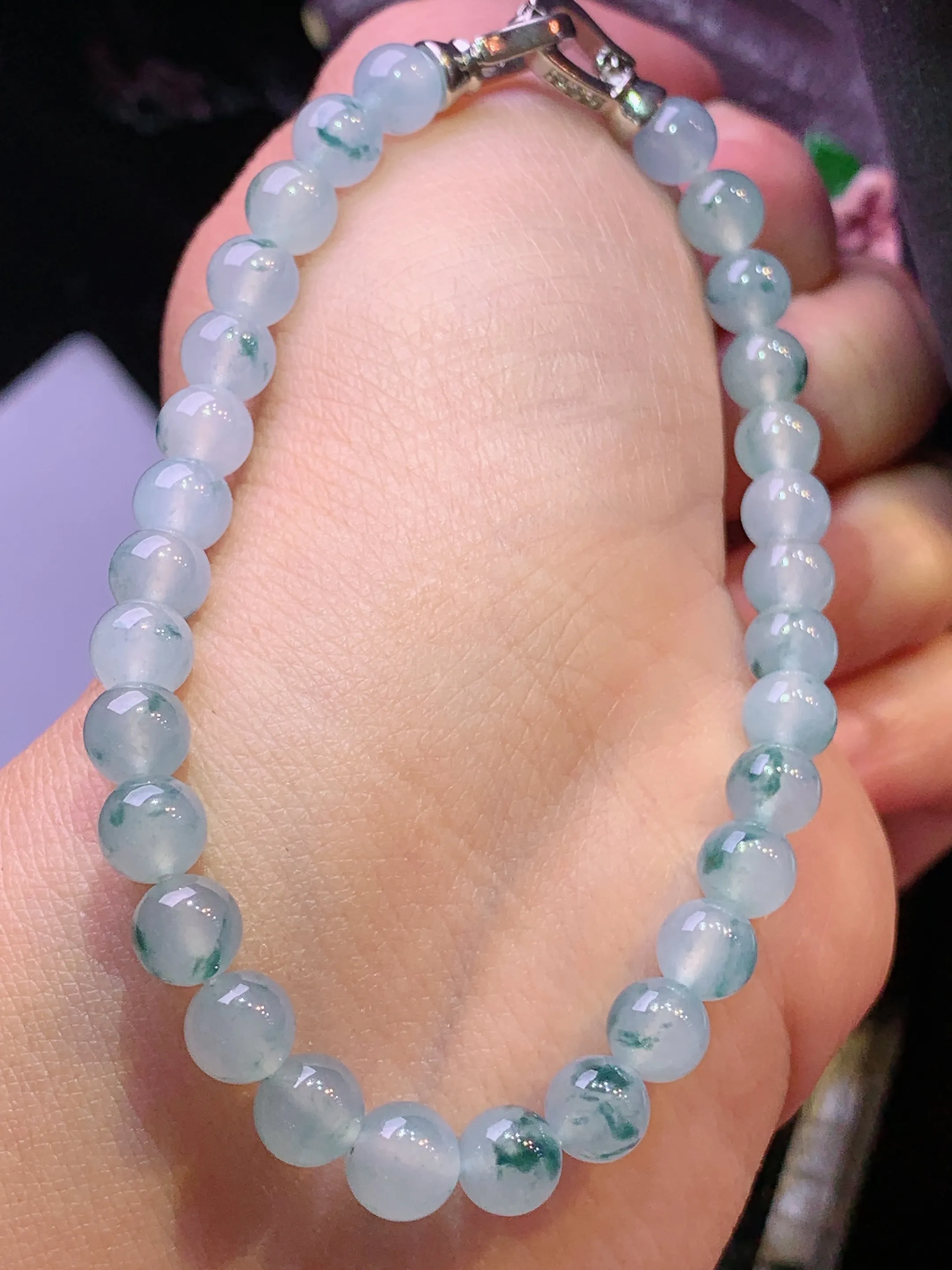 冰种飘绿圆珠手链 玉质细腻 色泽清新艳丽 整体尺寸6