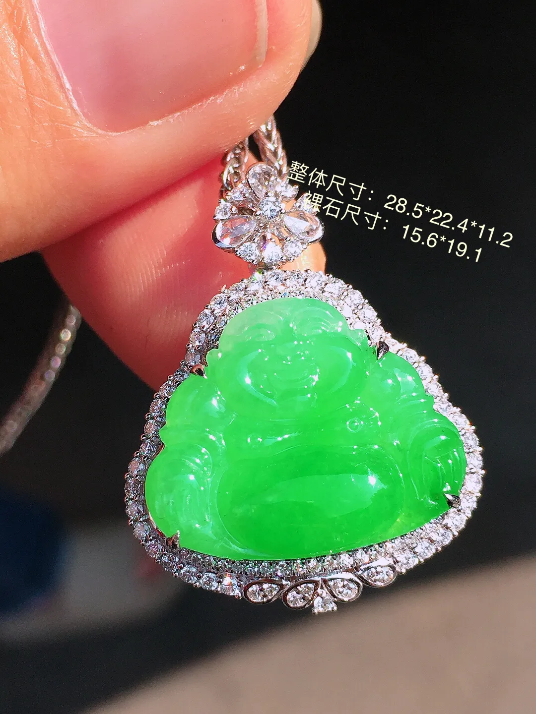 阳绿佛公吊坠，色泽均匀艳丽，玉质细腻，荧光感超
强，饱满圆润，尽显优雅气质，18k
金豪华镶嵌