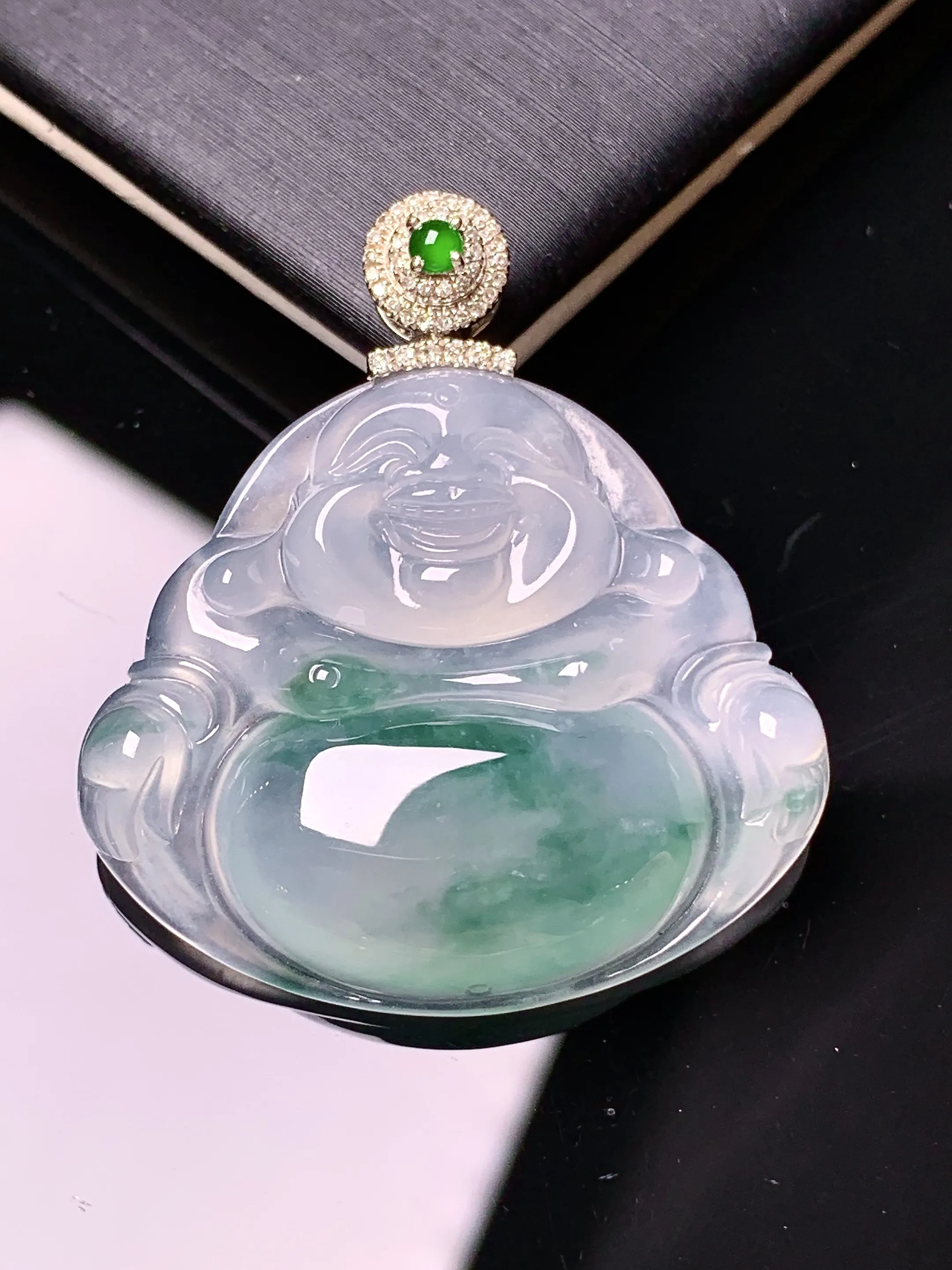 18k金钻镶嵌冰种飘绿佛公吊坠 玉质细腻 色泽清新艳丽 整体尺寸36.3*32.6*6.5
