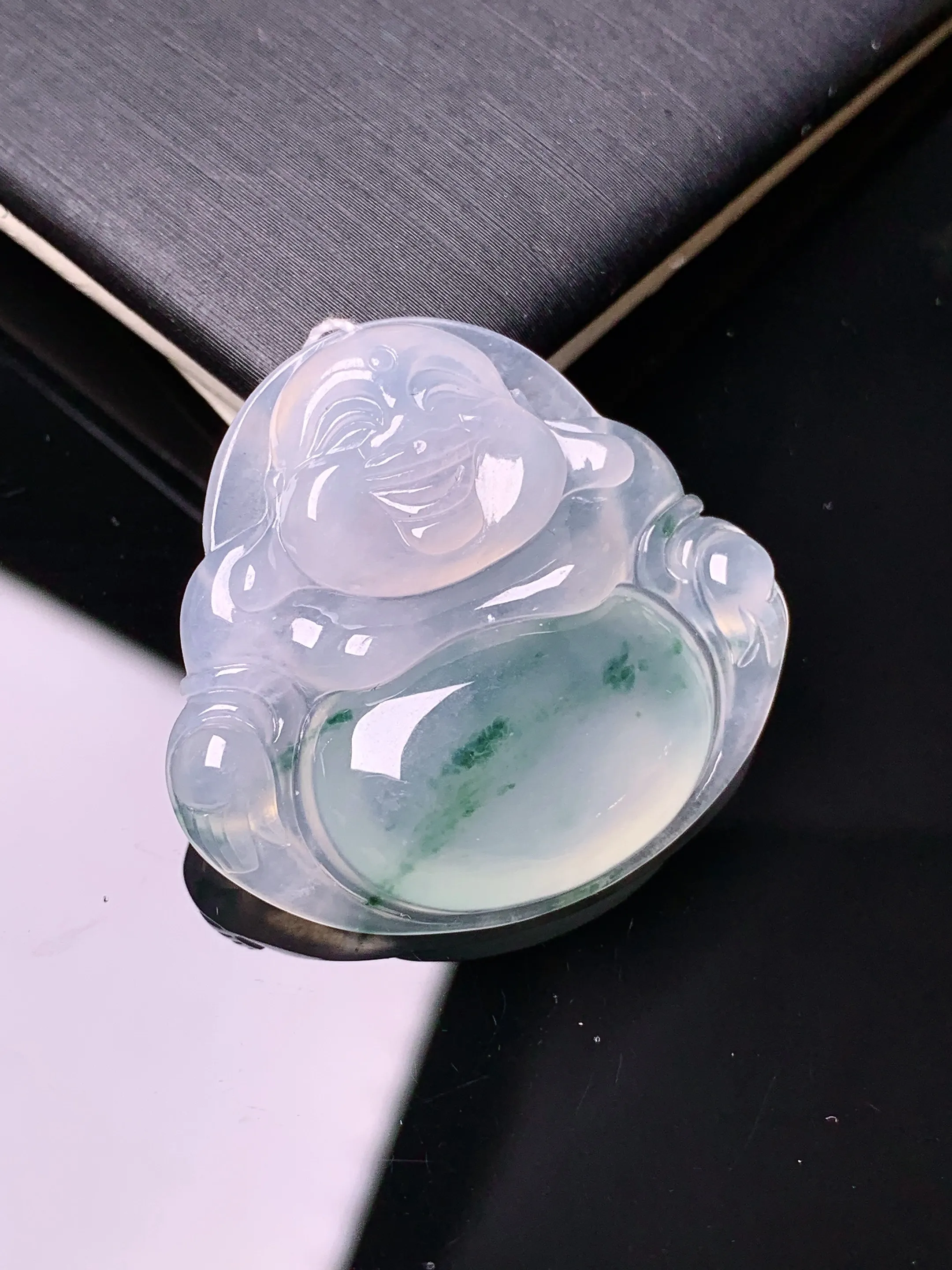 冰种飘绿佛公吊坠 玉质细腻 色泽清新艳丽 整体尺寸28.3*30.3*5.2