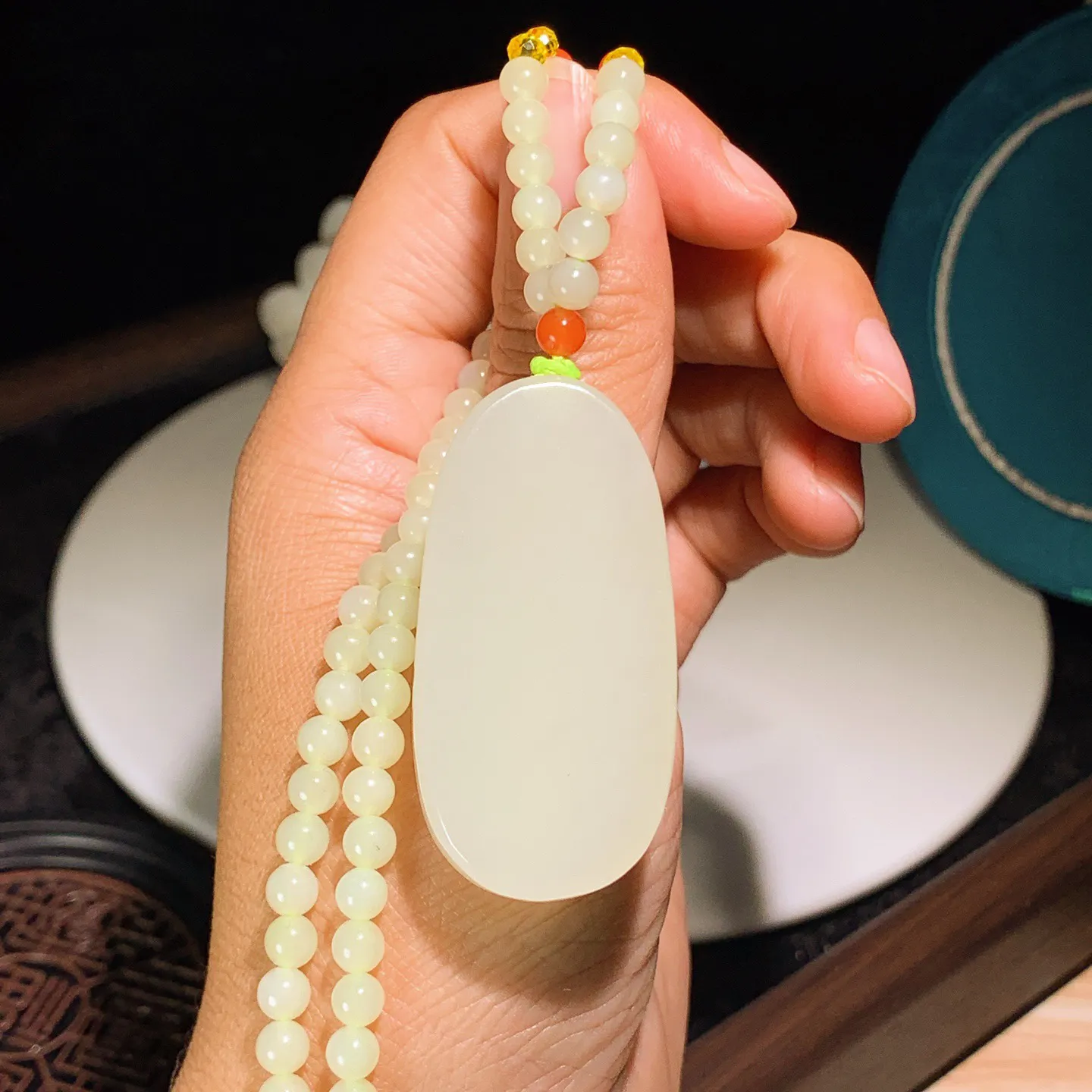 新疆和田玉若羌黄口料文殊菩萨牌子挂件。尺寸50/25/12重50.7克。内径玉质细腻油润。手推出油。佩戴高端典雅。lt251205