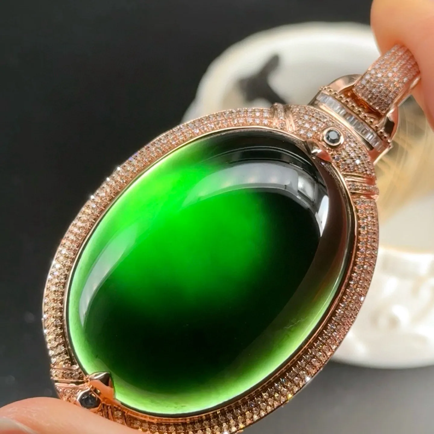 精品豪镶墨翠大蛋面吊坠 种好色正 黑度极好 打灯通透 油性十足 尺寸62.7