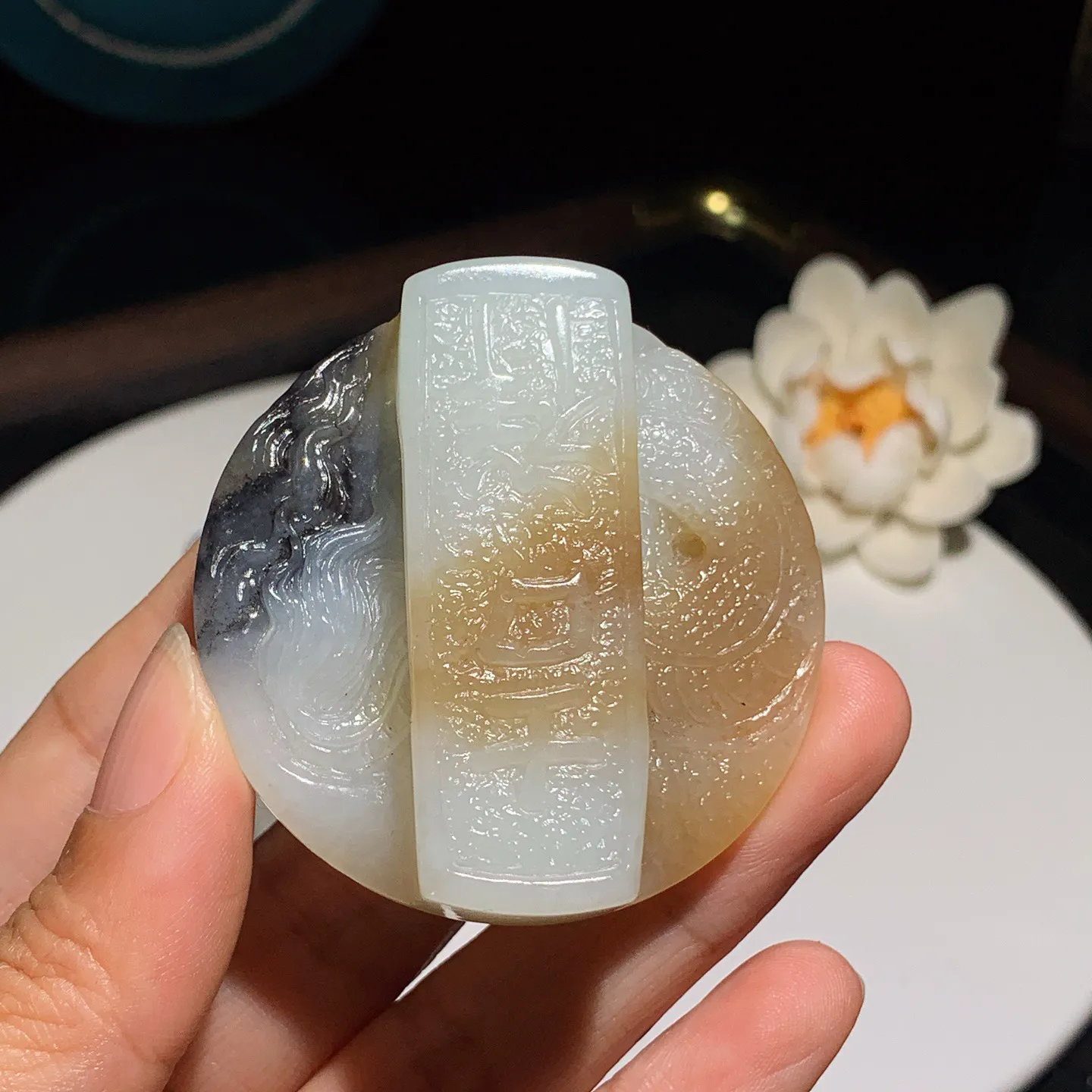 新疆和田玉且末糖青花龙佑一方皮带扣。尺寸52/17重51.2克。内径玉质细腻油润。手推出油。佩戴高端典雅。lt251205