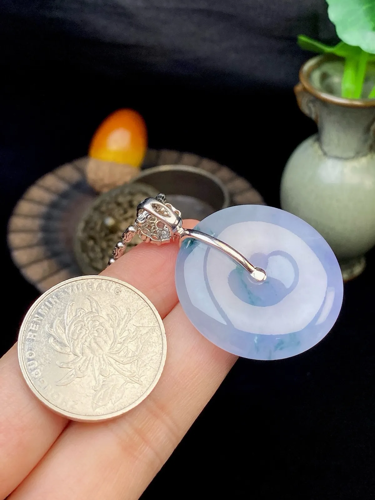 【冰种紫罗兰平安扣】质地非常细腻，冰润十足，种老冰透，18k金钻镶嵌，裸石尺寸30.7*6.1毫米