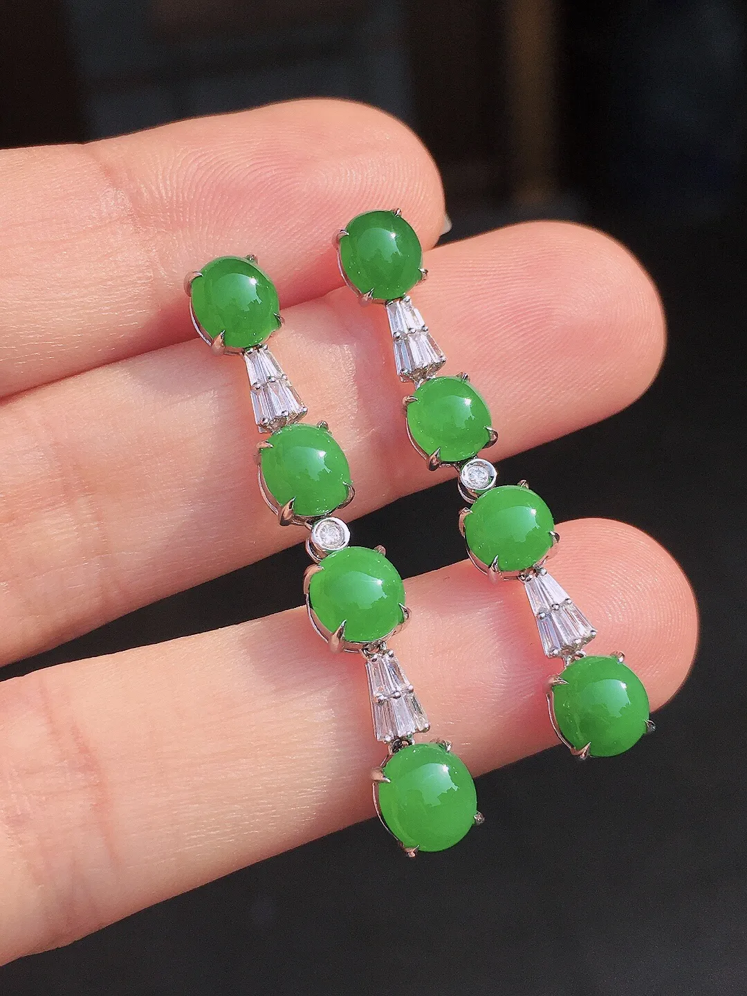 阳绿蛋面耳坠，色泽均匀艳丽，玉质细腻，荧光感超
强，饱满圆润，尽显优雅气质，18k
金豪华镶嵌