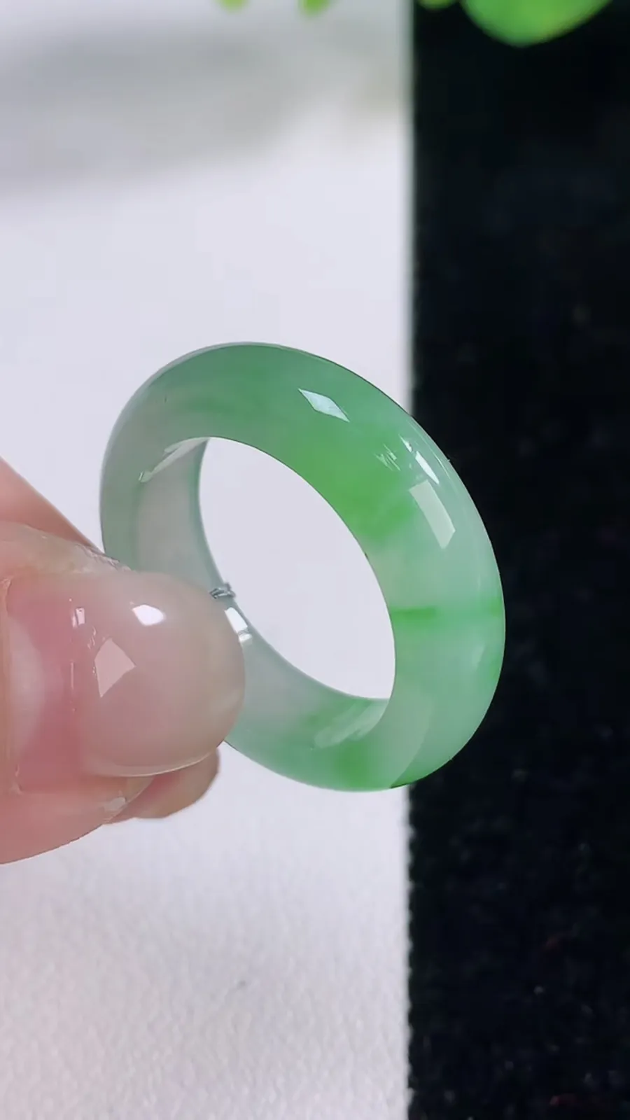 翡翠a货冰种满绿指环戒指，尺寸18.5-5.8-3.5，重量:4.72g