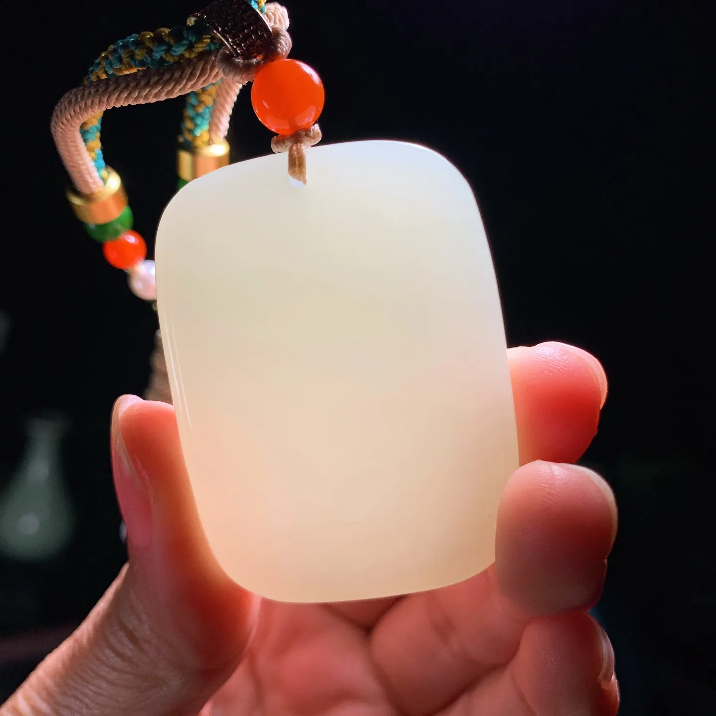 和田玉若羌黄玉口料平安无事牌子挂件。尺寸47/35/9重45.5克。玉质细腻油润。手推出油。佩戴高端典雅。lt251205