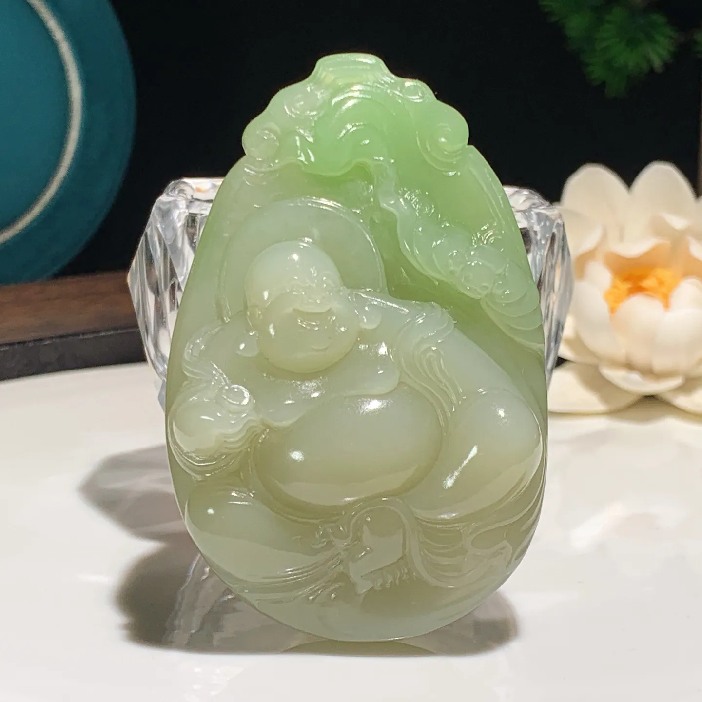 和田玉青海翠翠青佛引福来把件。尺寸72/46/21重102.8克。内径玉质细腻油润。手推出油。佩戴高