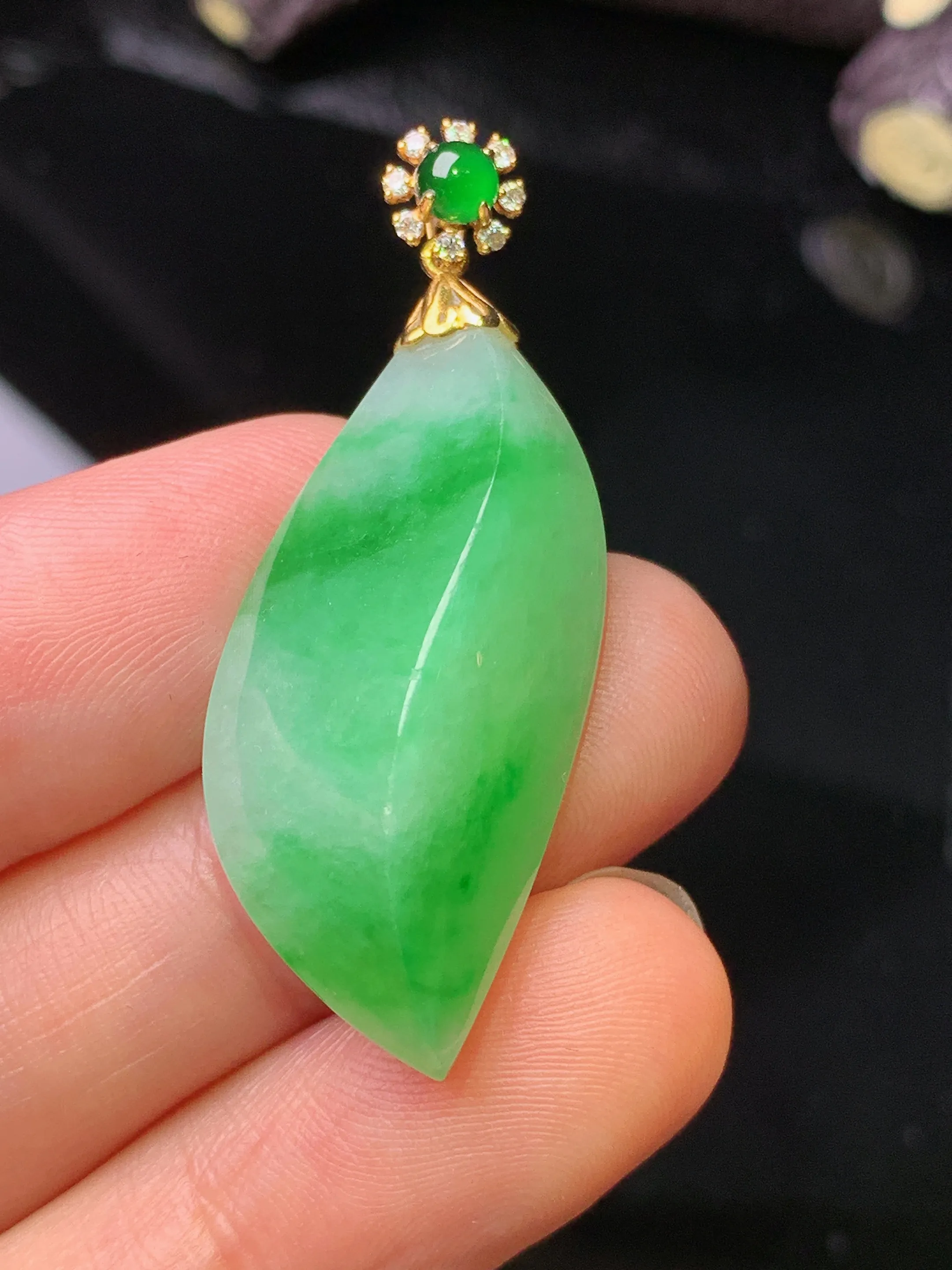 18k金钻镶嵌飘绿随形吊坠 玉质细腻 色泽清新艳丽 整体尺寸40.5*15.2*9.7