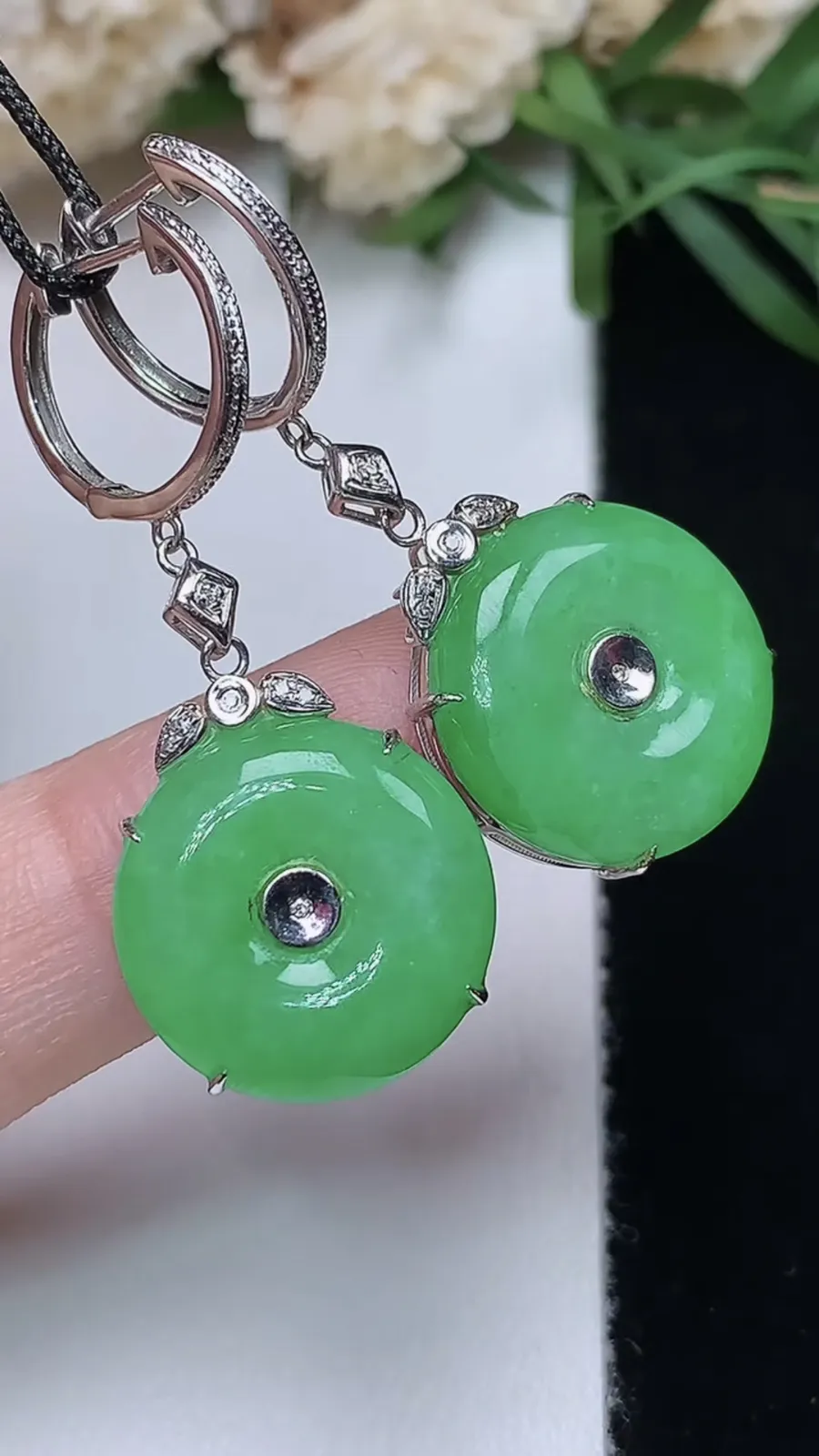 翡翠a货18k金满绿平安扣耳坠，尺寸14.4-5.6，重量:7.31g