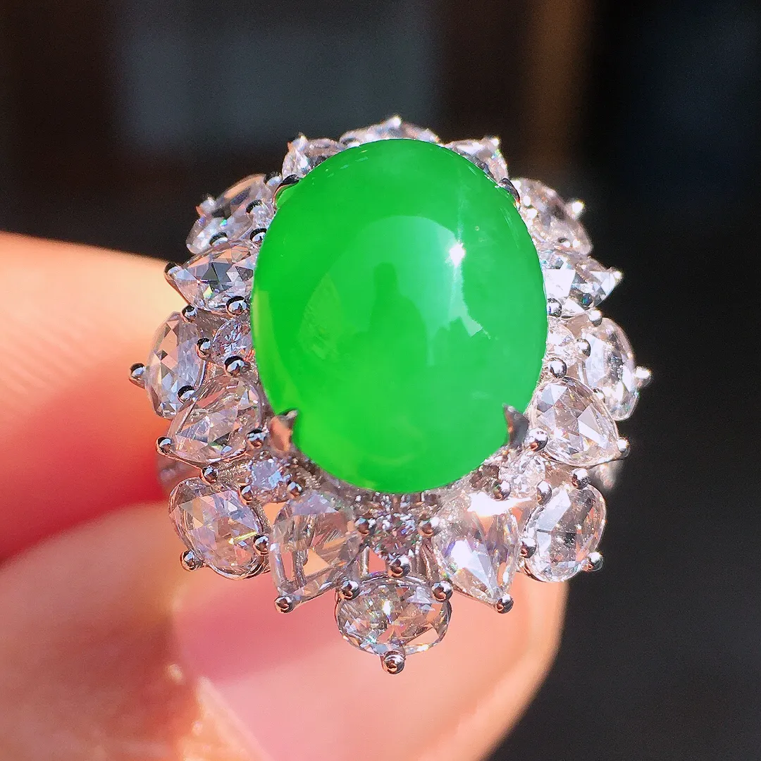 阳绿蛋面戒指，色泽均匀艳丽，玉质细腻，荧光感超
强，饱满圆润，尽显优雅气质，18k
金豪华镶嵌