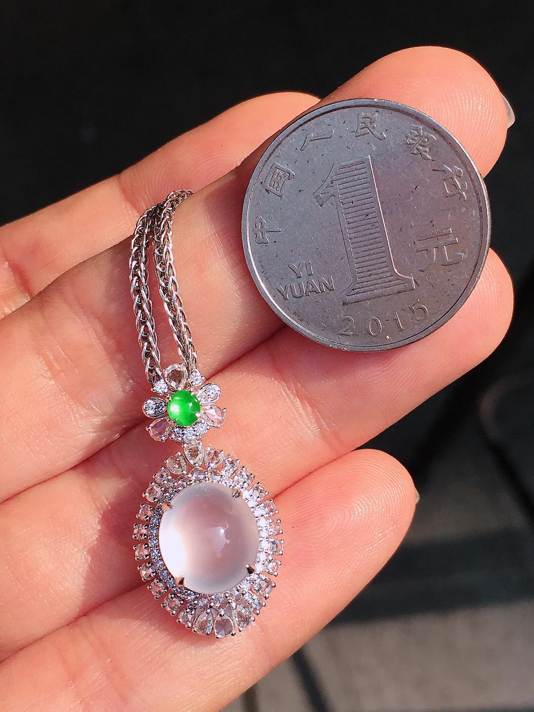 玻璃种蛋面吊坠，玉质细腻，荧光感超
强，饱满圆润，尽显优雅气质，18k
金豪华镶嵌