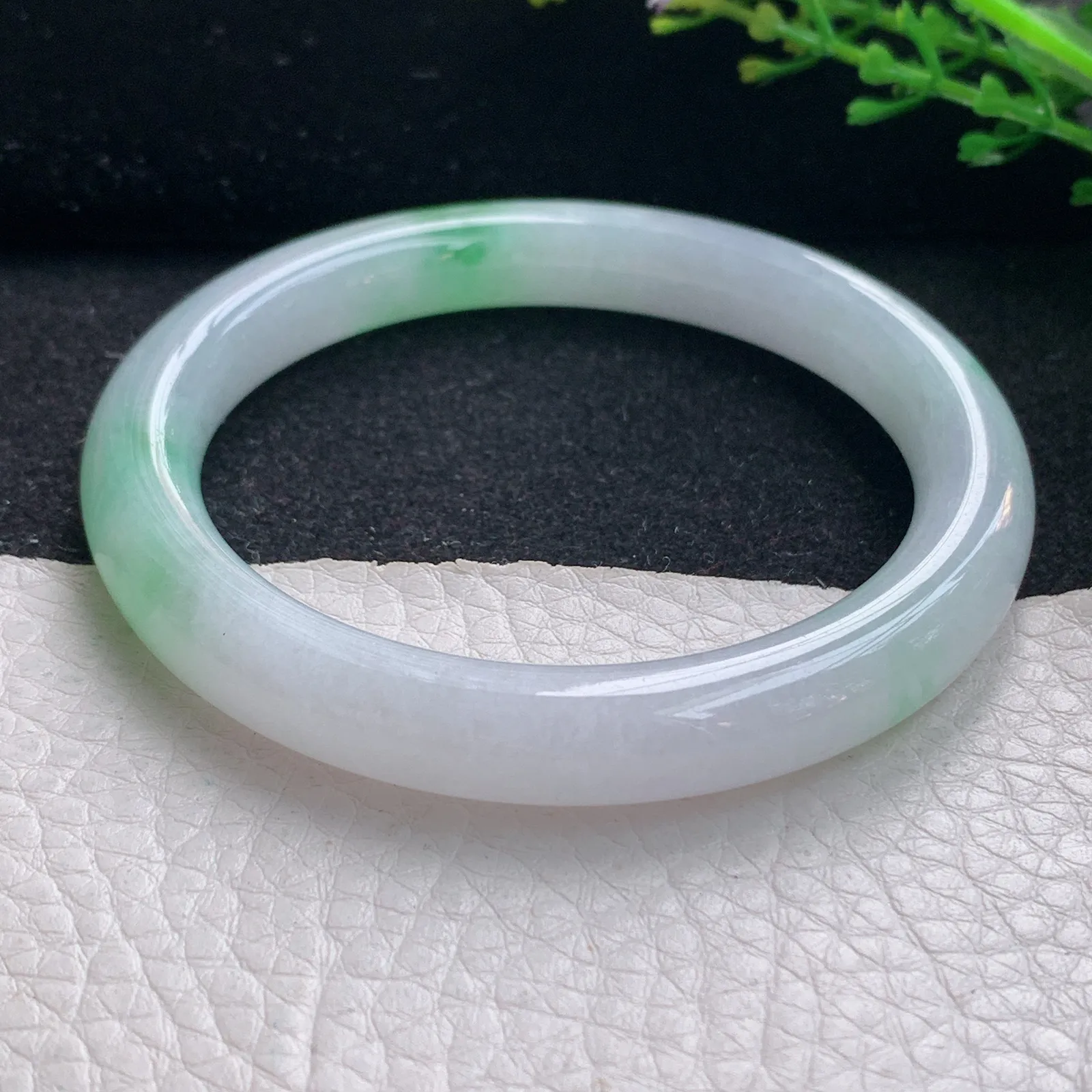 ss自然光54.5*9*8.8美人镯 翡翠a货玉手镯飘绿圆条珠宝玉手环